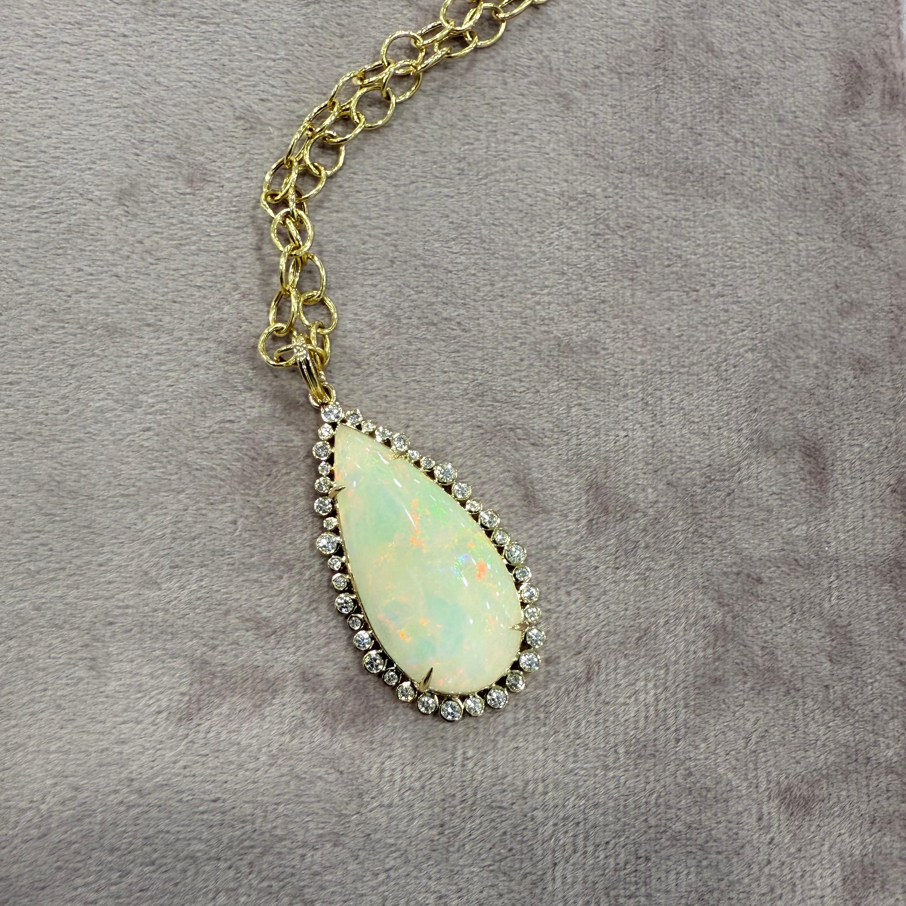 Taille poire Syna Pendentif en or jaune édition limitée en forme de poire d'opale éthiopienne avec diamants en vente