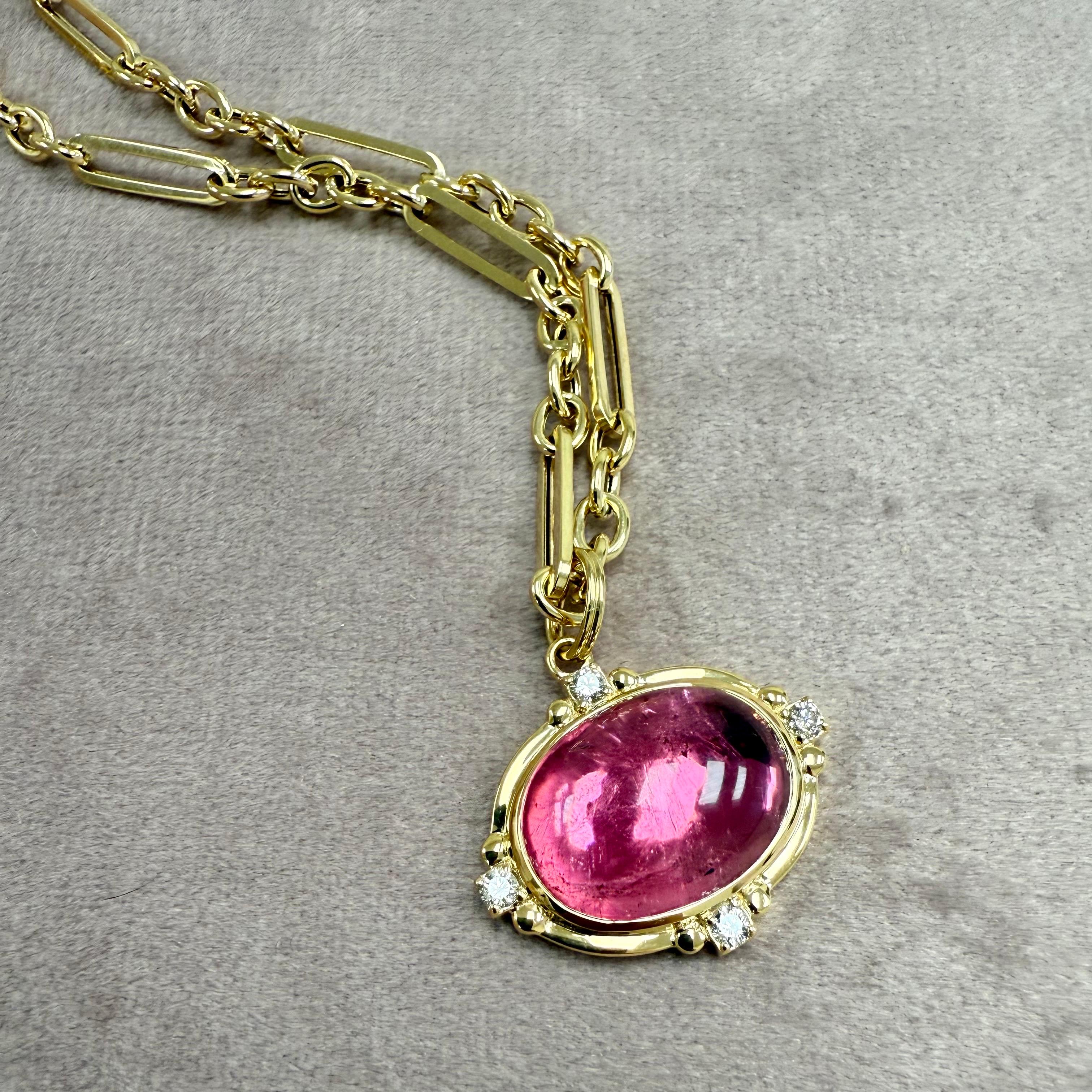 Taille ovale Syna Edition limitée Pendentif en or jaune avec tourmaline rose et diamants en vente