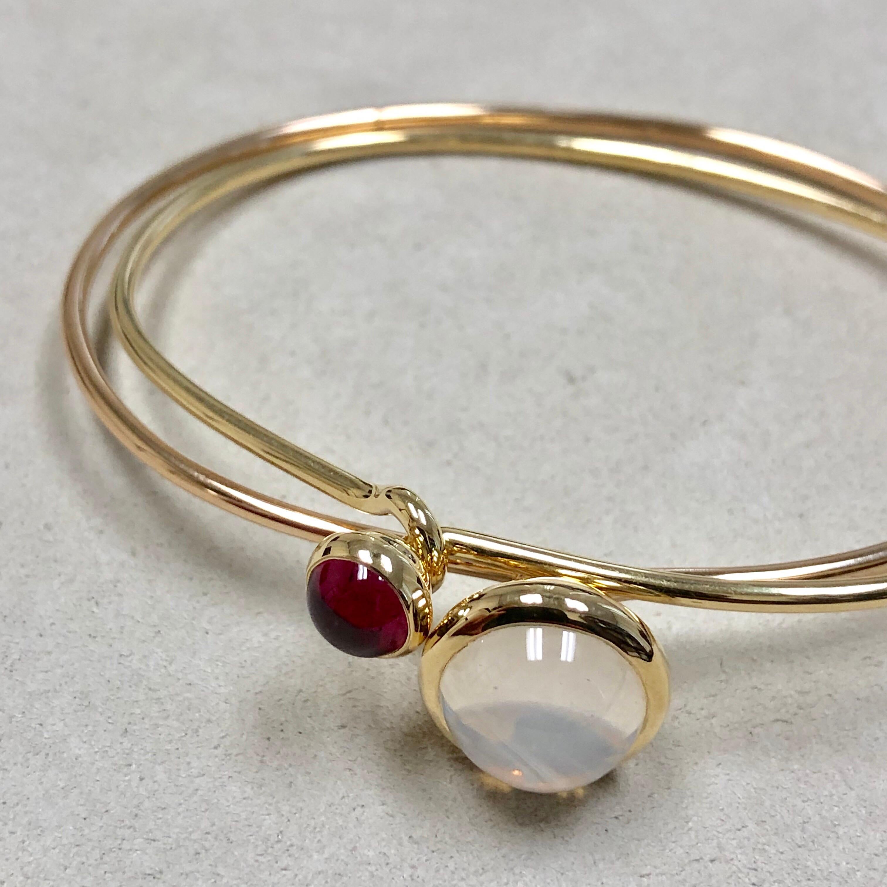 Paire de bracelets empilables Syna Moon en or jaune, quartz et rubellite en vente 1