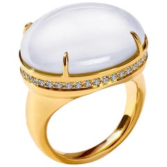 Ring aus Gelbgold mit Mondquarz und Champagner-Diamanten