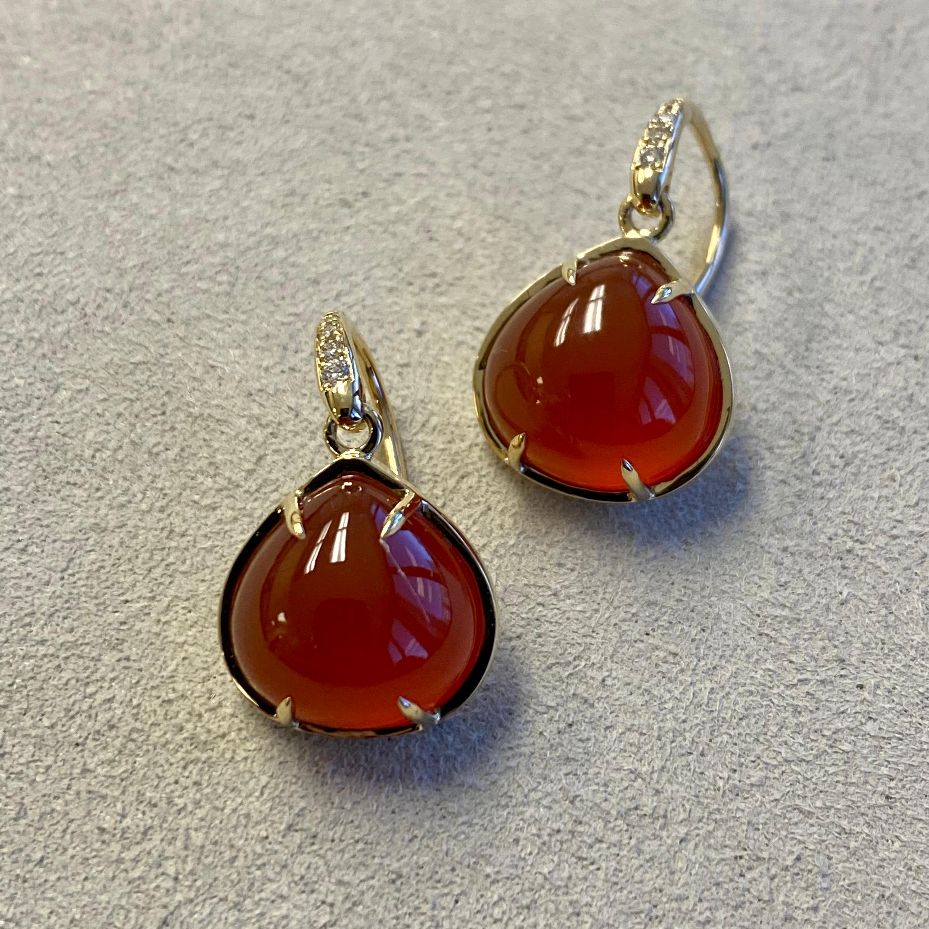 Created in 18kyg
Orange Chalcedony 11 carats approx.
Diamonds 0.05 carat approx.
Limited edition

Crafted from 18 karat yellow gold, this limited edition piece features approximately 11 carats of vibrant orange Chalcedony and a dazzling 0.05 carats