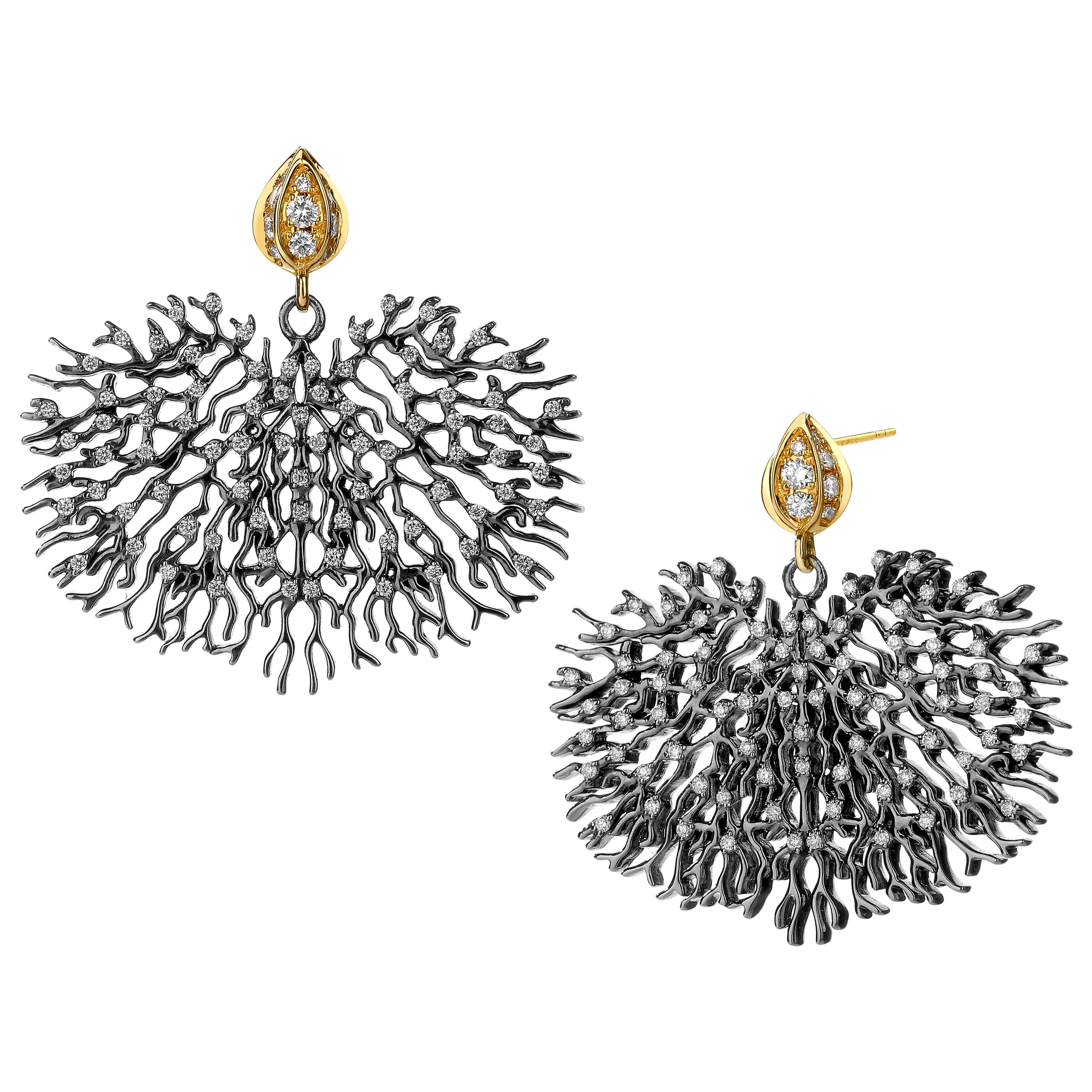 Syna Boucles d'oreilles en argent oxydé et or jaune avec résille de corail et diamants en vente