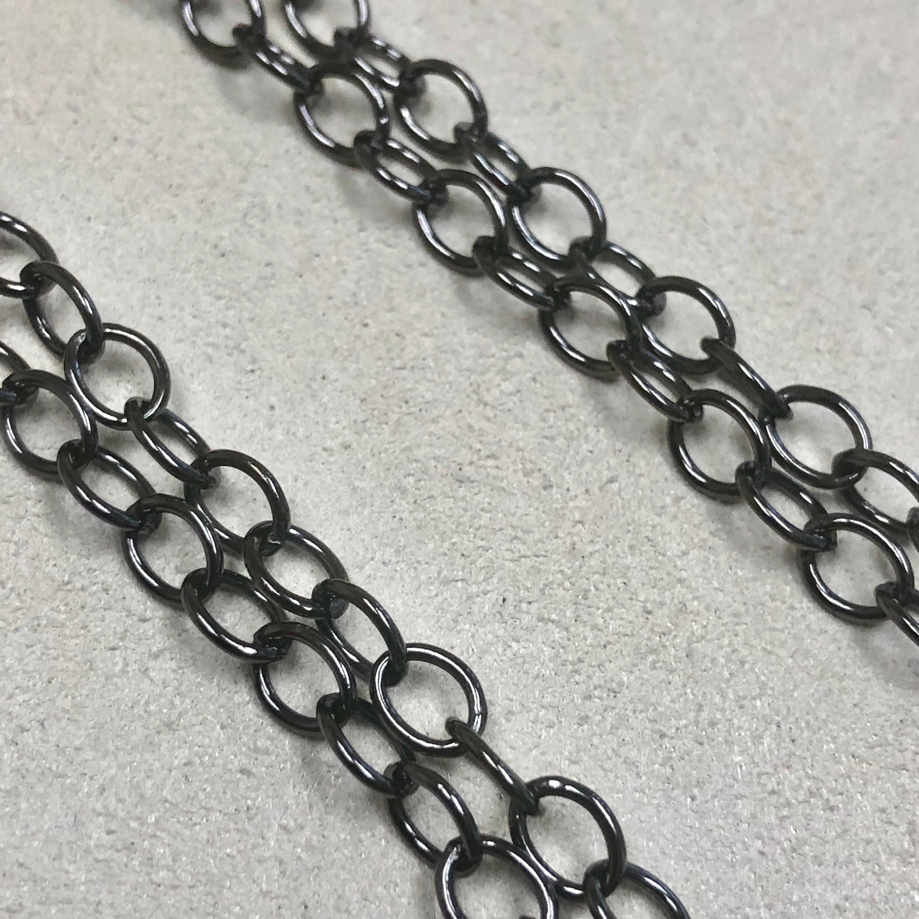 Creato in argento ossidato 
Lunghezza 30 pollici
Chiusura a moschettone in argento ossidato
La catena può essere agganciata a qualsiasi lunghezza


Informazioni sui designer ~ Dharmesh & Namrata

Traendo ispirazione dalle piccole cose, Dharmesh &