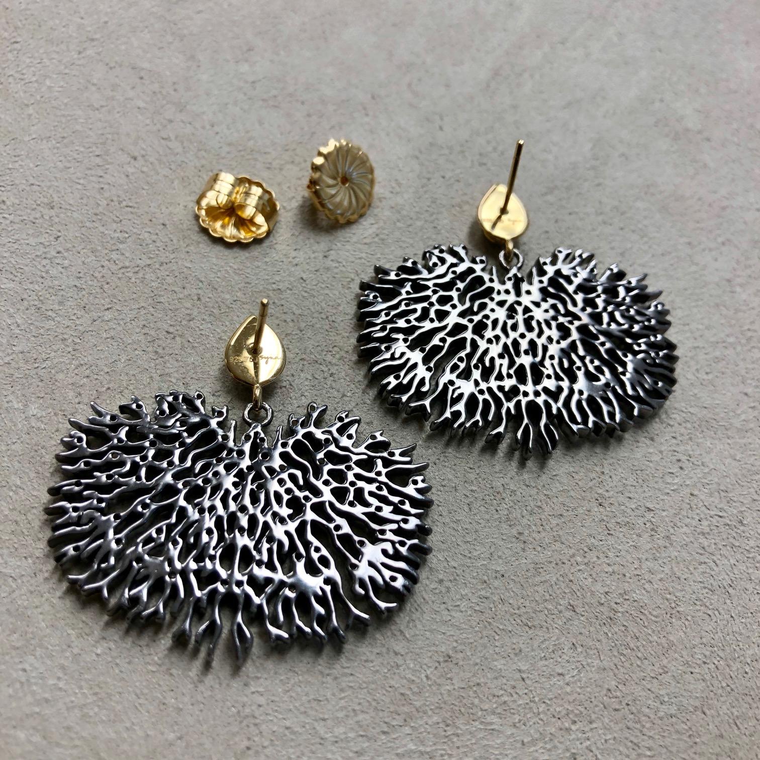Syna Boucles d'oreilles en argent oxydé et or jaune avec résille de corail et diamants Pour femmes en vente
