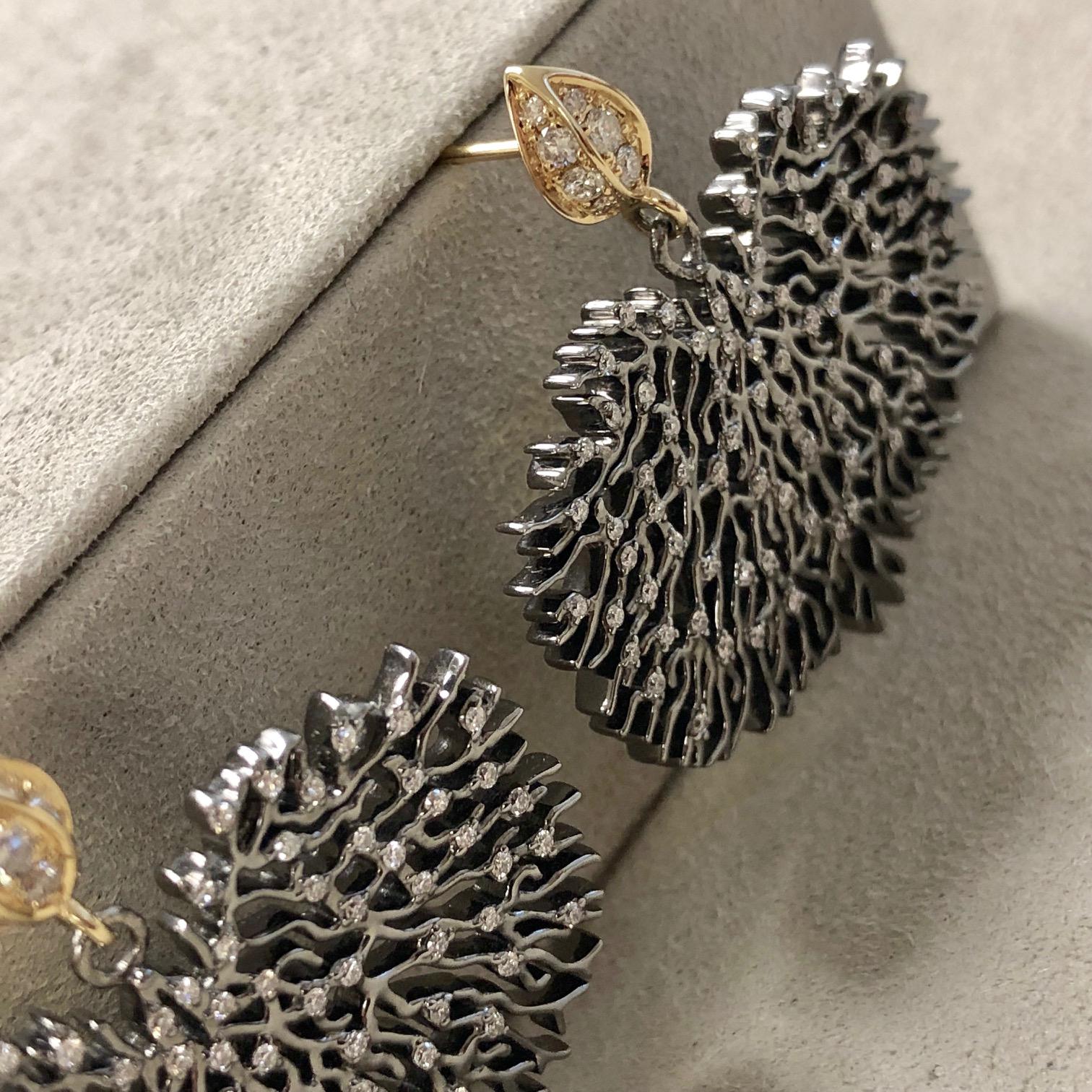 Syna Boucles d'oreilles en argent oxydé et or jaune avec résille de corail et diamants en vente 2