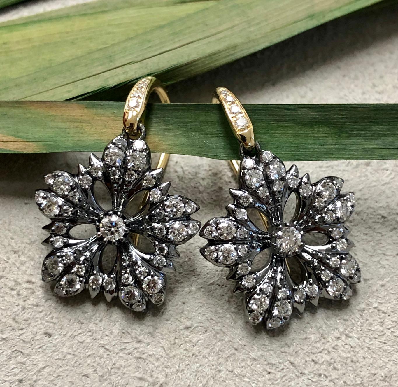 Syna Oxidized Silver and Yellow Gold Flower Earrings with Diamonds In New Condition For Sale In Fort Lee, NJ