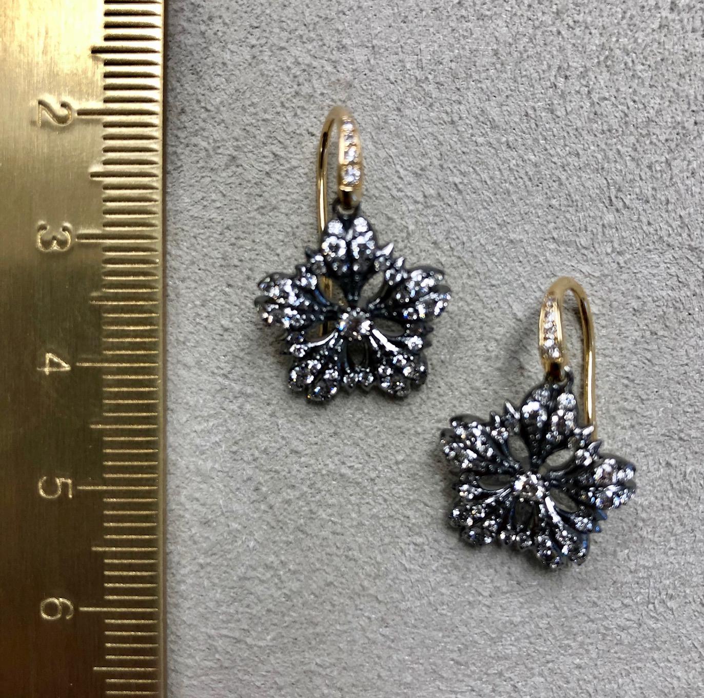Boucles d'oreilles fleur Syna en argent oxydé et or jaune avec diamants Pour femmes en vente