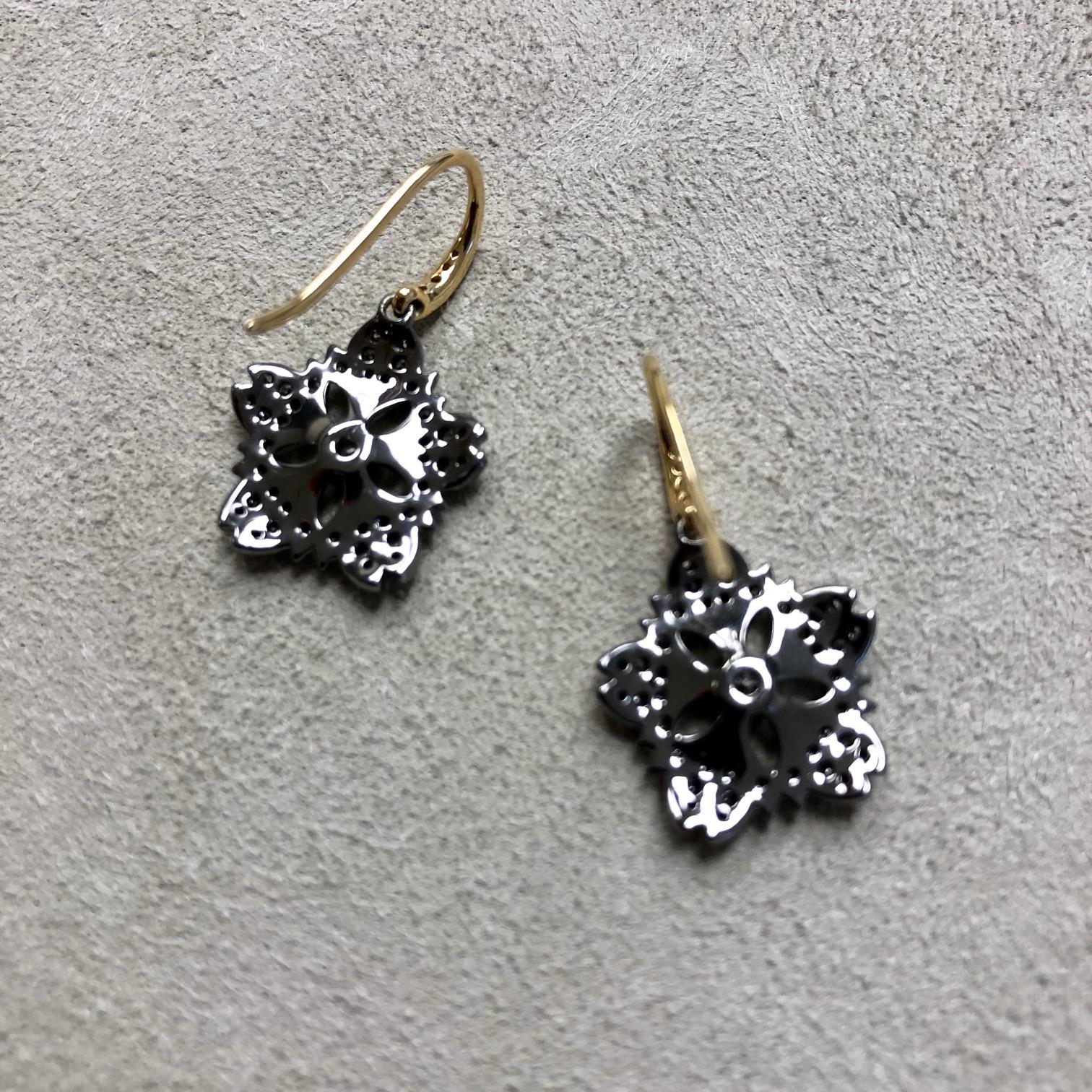 Syna Oxidized Silver and Yellow Gold Flower Earrings with Diamonds For Sale 1