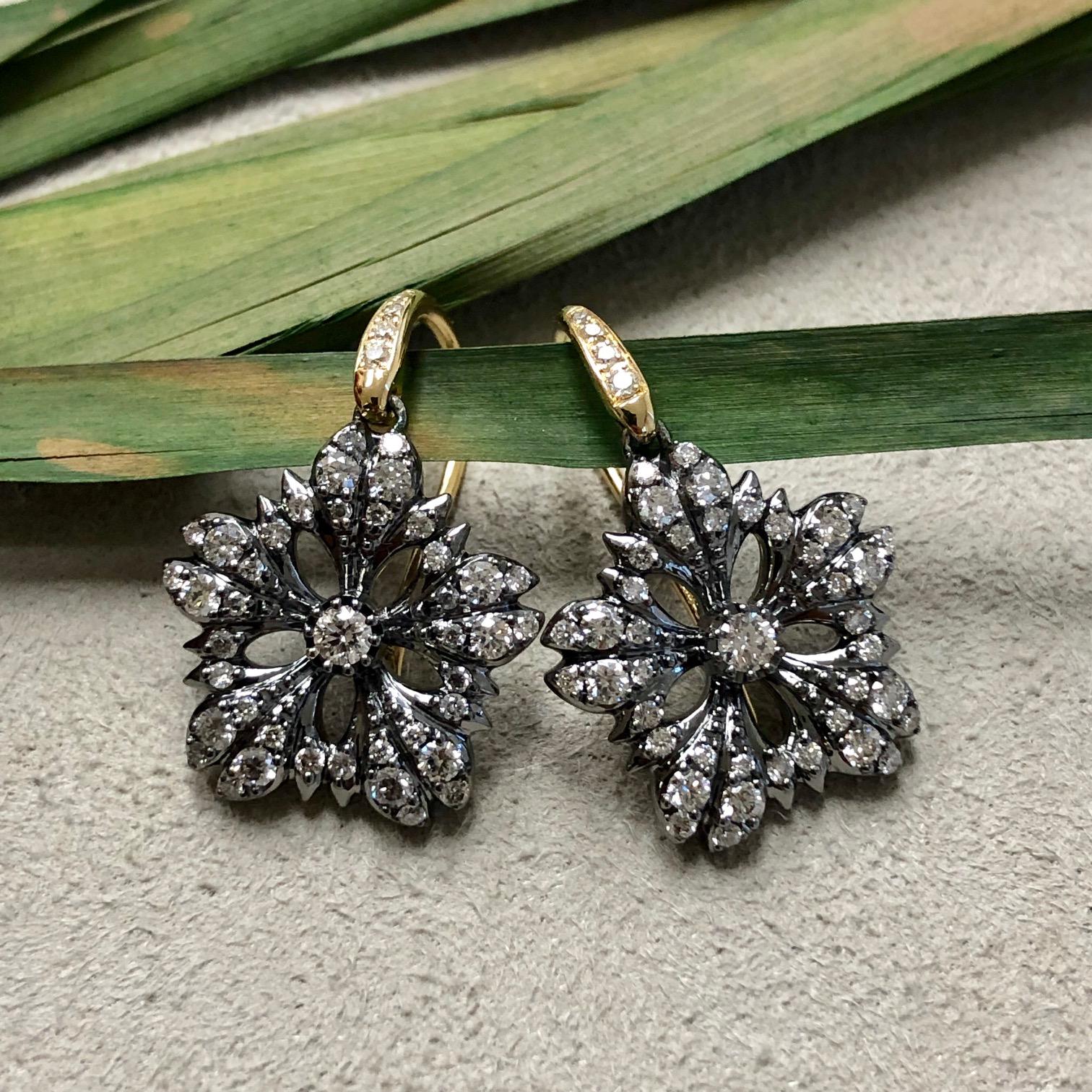 Syna Oxidized Silver and Yellow Gold Flower Earrings with Diamonds For Sale 3