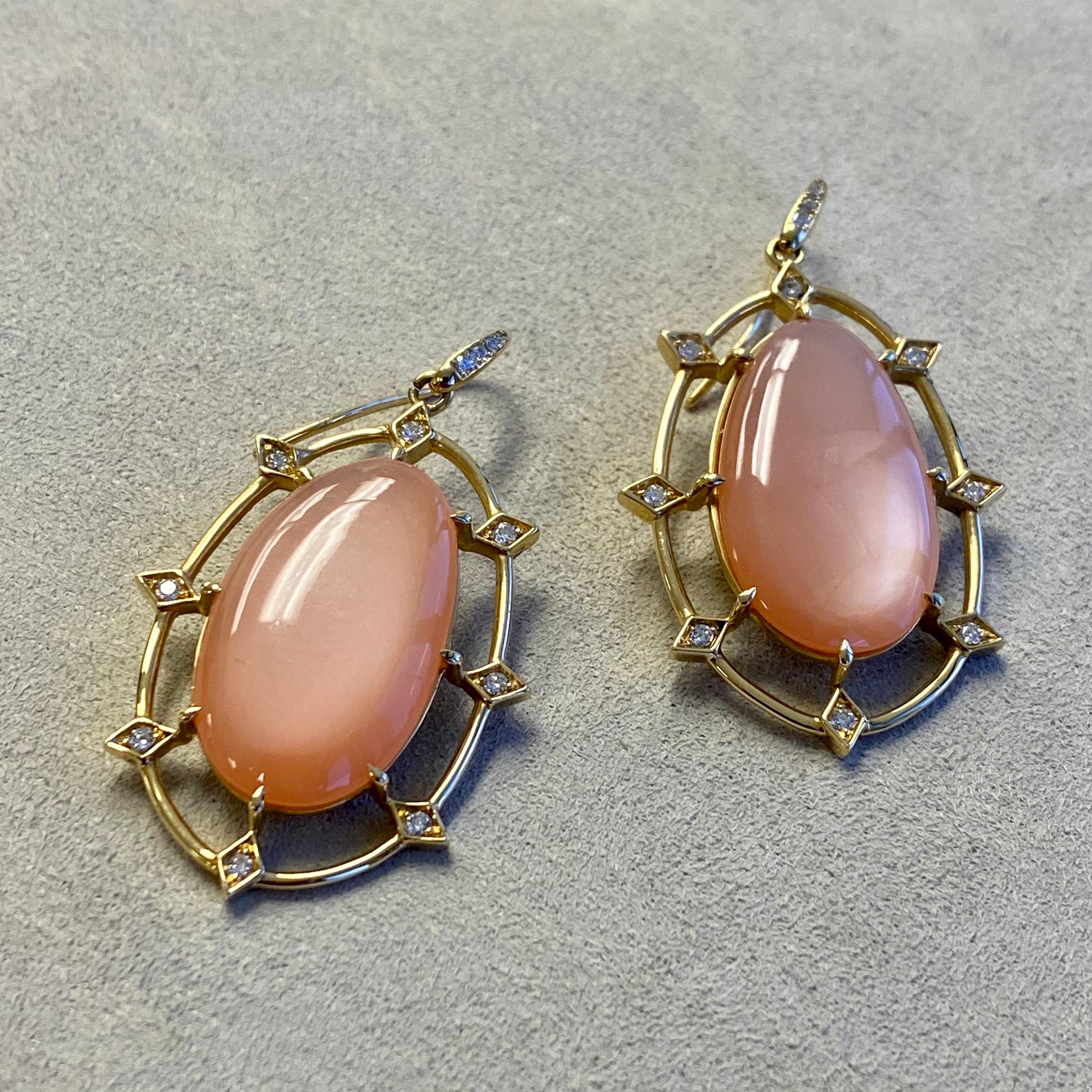 18 karat yellow gold
Peach Moonstone 20 carats
Diamonds 0.30 carats approx.
French wire for pierced ears
Limited Edition

Elegantly crafted from 18 karat yellow gold, this limited-edition set boasts an impressive 20-carat Peach Moonstone combined