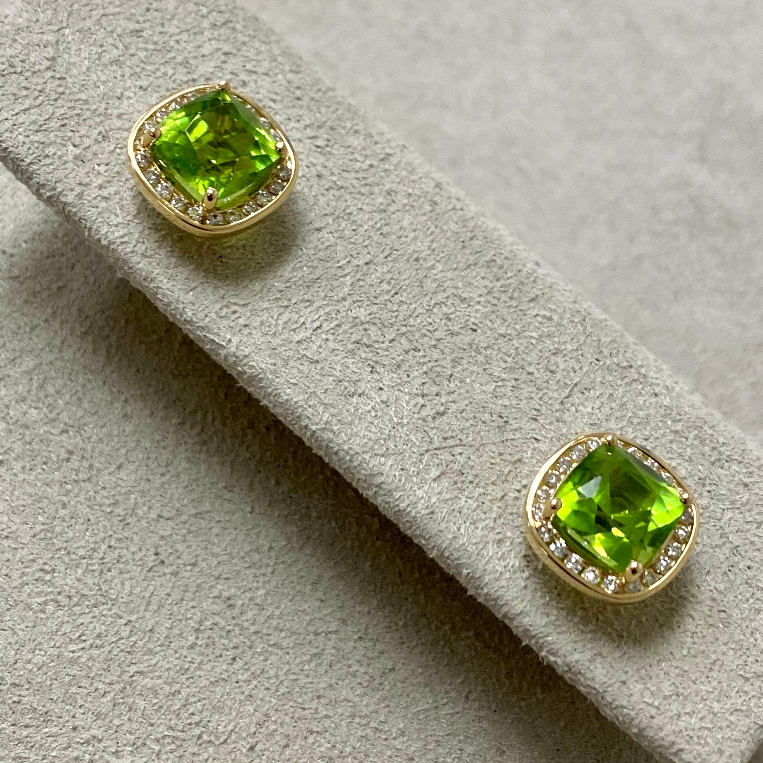 Hergestellt aus 18 Karat Gelbgold
Peridot ca. 3,50 Karat.
Champagnerfarbene Diamanten, ca. 0,30 Karat.


Über die Designer ~ Dharmesh & Namrata

Dharmesh & Namrata Kothari haben sich von kleinen Dingen inspirieren lassen und eine außergewöhnliche