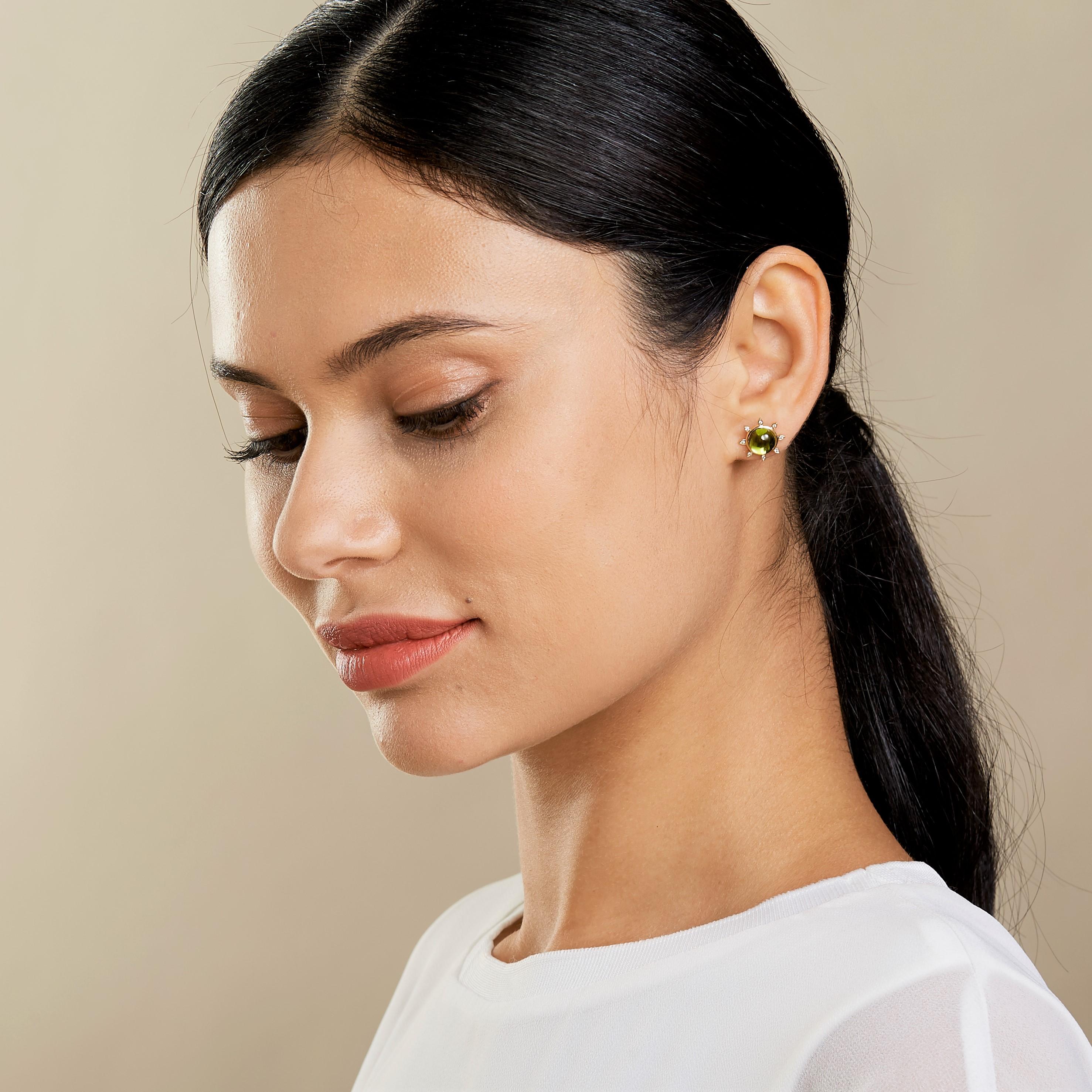 Contemporain Boucles d'oreilles en or jaune avec péridot de Syna et diamants de Champagne en vente