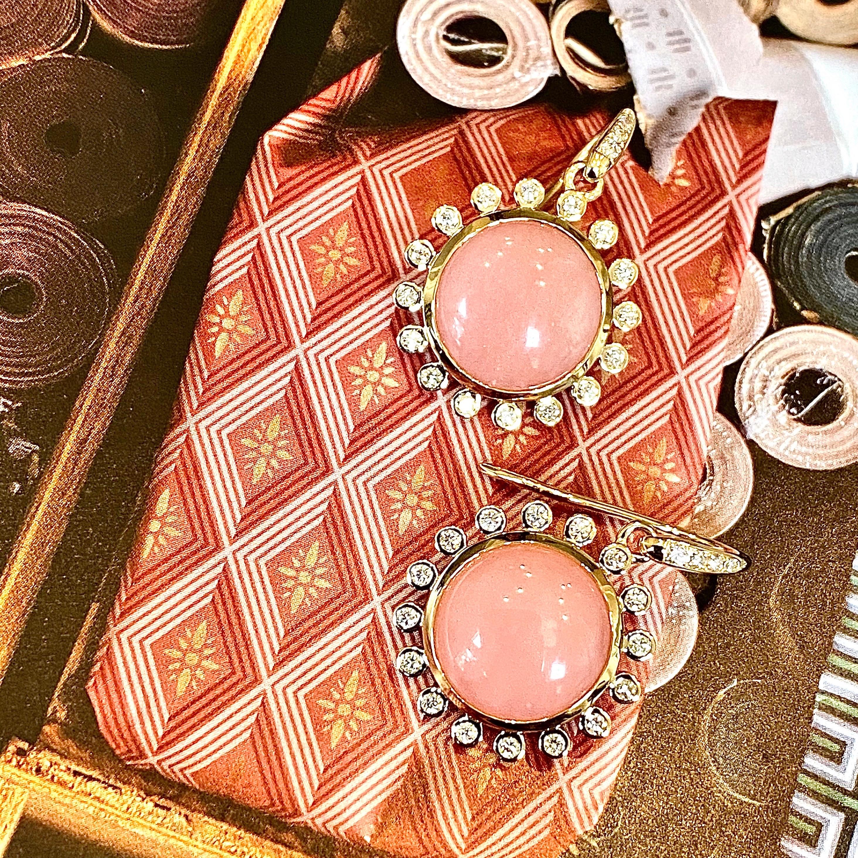 Contemporain Boucles d'oreilles Syna en opale rose avec diamants en vente