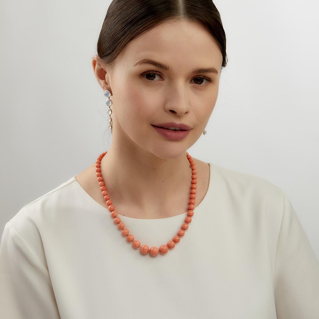 Created in 18 karat yellow gold
18 inch graduating length
Salmon Coral 190 carats approx
18kyg roundels 
18kyg circle clasp with diamond
Strung on silk
Limited edition

Crafted from 18 karat yellow gold, this illustrious necklace boasts an 18 inch