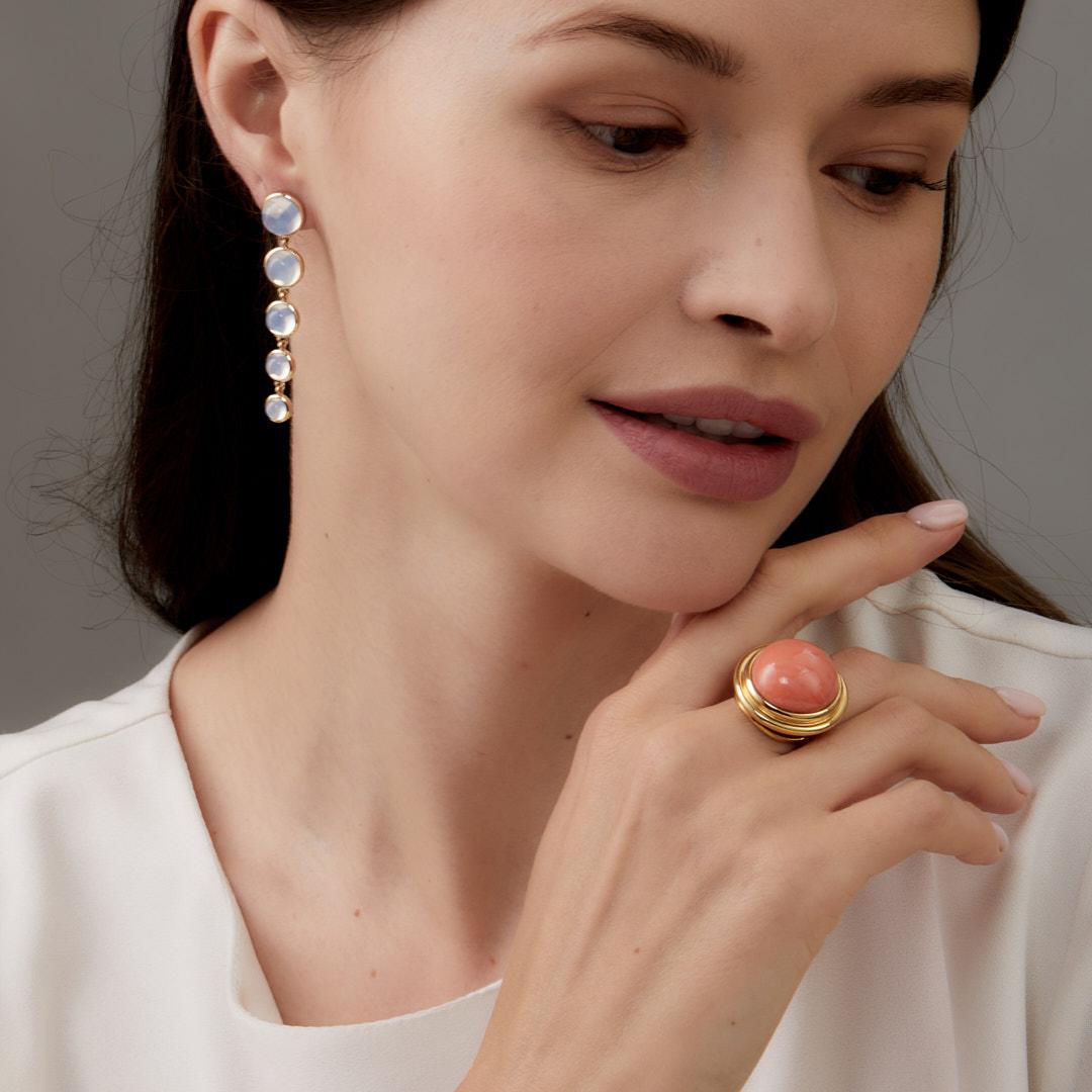 Contemporary Syna Salmon Coral Yellow Gold Ring For Sale