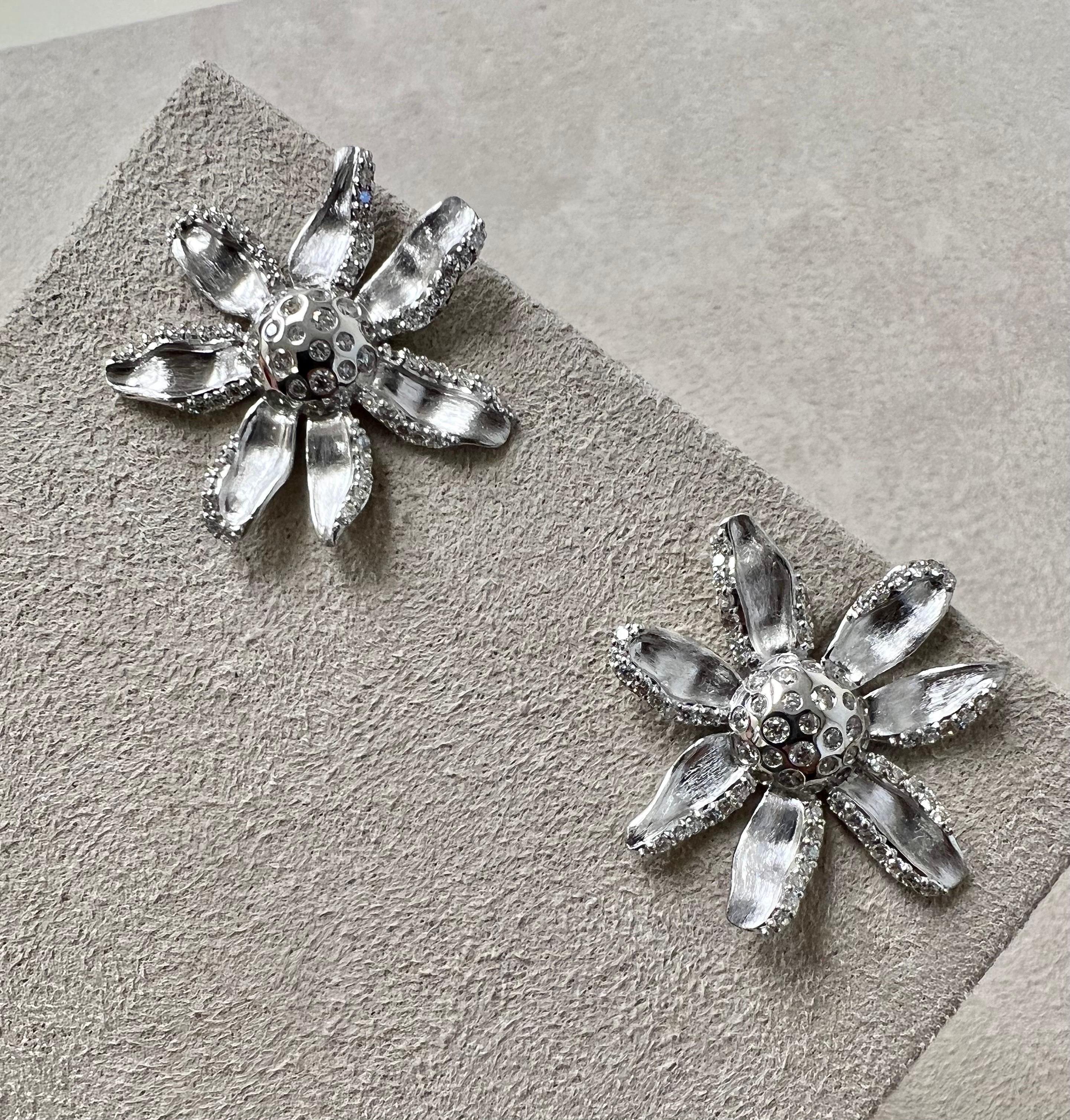 Syna Sterling Silver Jardin Flower Earrings with Diamonds In New Condition For Sale In Fort Lee, NJ