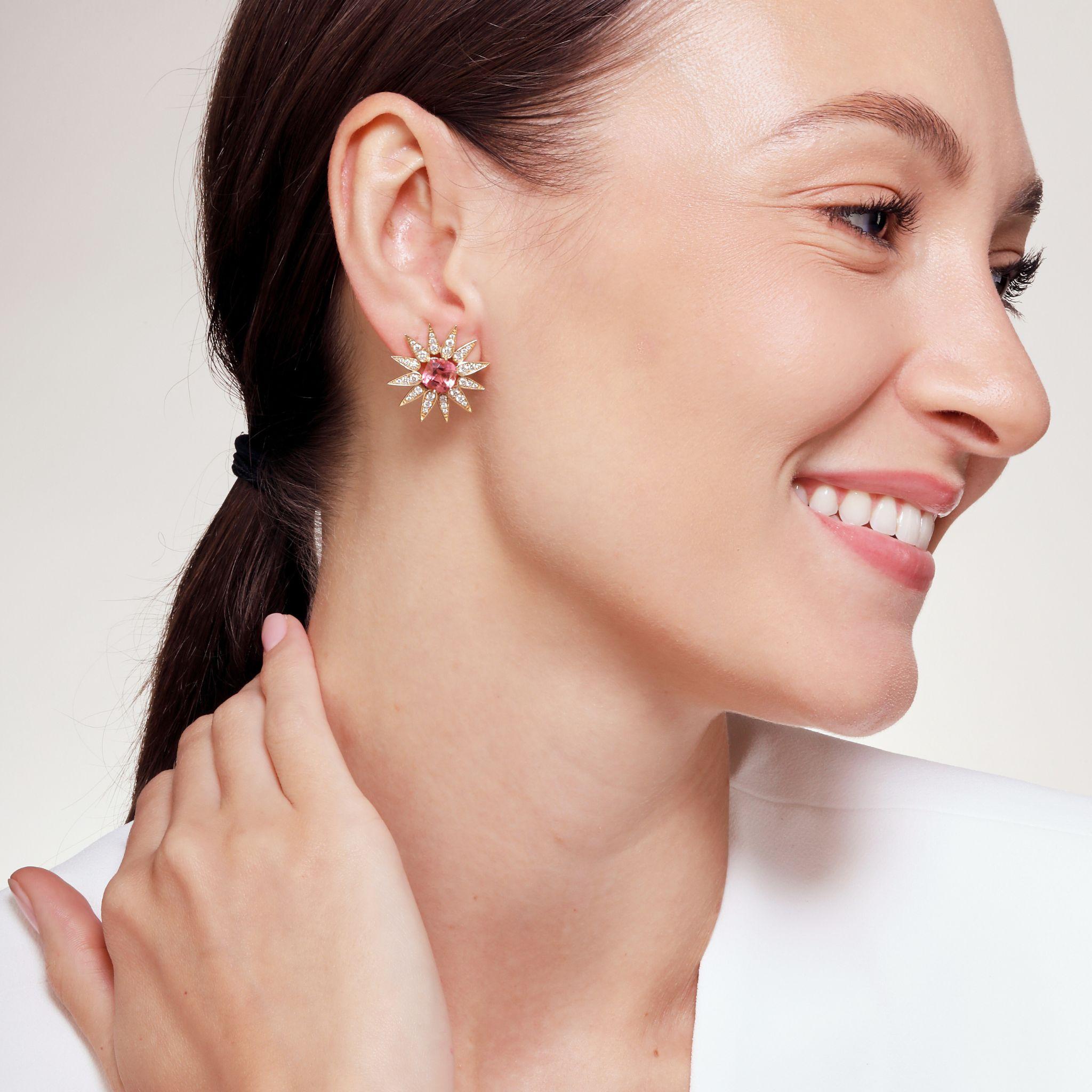 Contemporain Boucles d'oreilles Syna Sunburst en tourmaline rose et diamants en vente