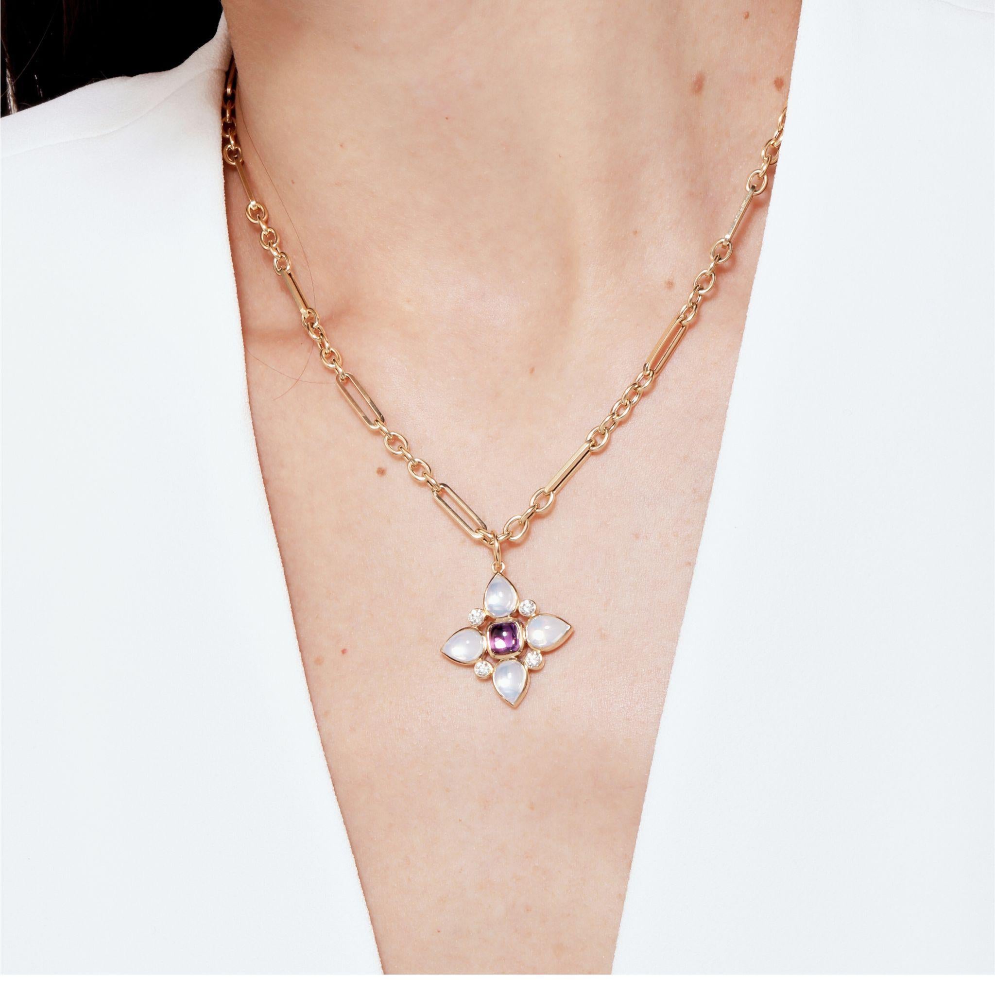 Hergestellt aus 18 Karat Gelbgold
Amethyst ca. 1.50 Karat.
Mondquarz ca. 4.50 Karat.
Diamanten ca. 0.45 Karat.
Kette separat erhältlich

In 18-karätigem Gelbgold vereinen sich ein Amethyst von 1,50 Karat, ein Mondquarz von 4,50 Karat und Diamanten