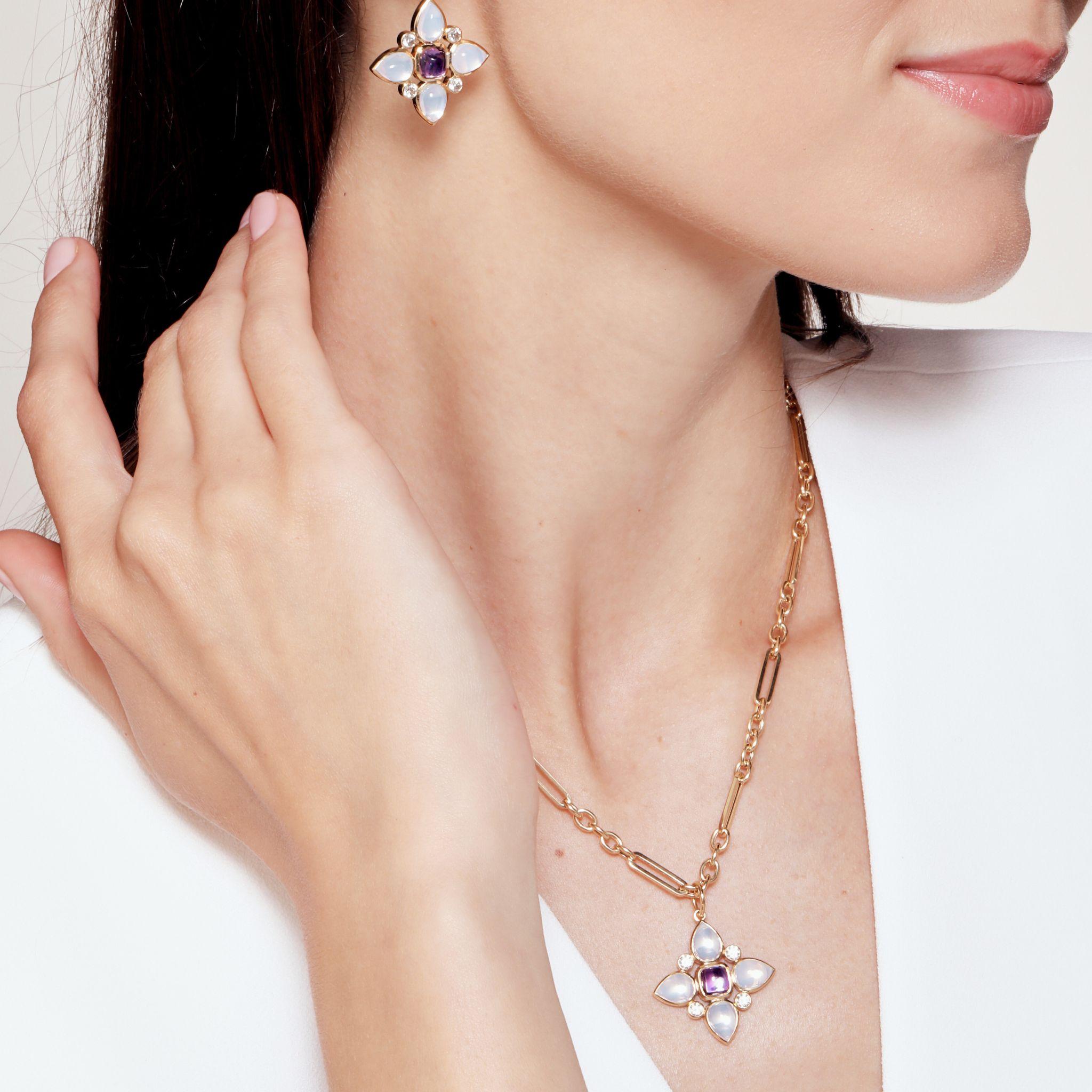 Syna Gelbgold Amethyst- und Mondquarz-Blumenanhänger mit Diamanten (Gemischter Schliff) im Angebot