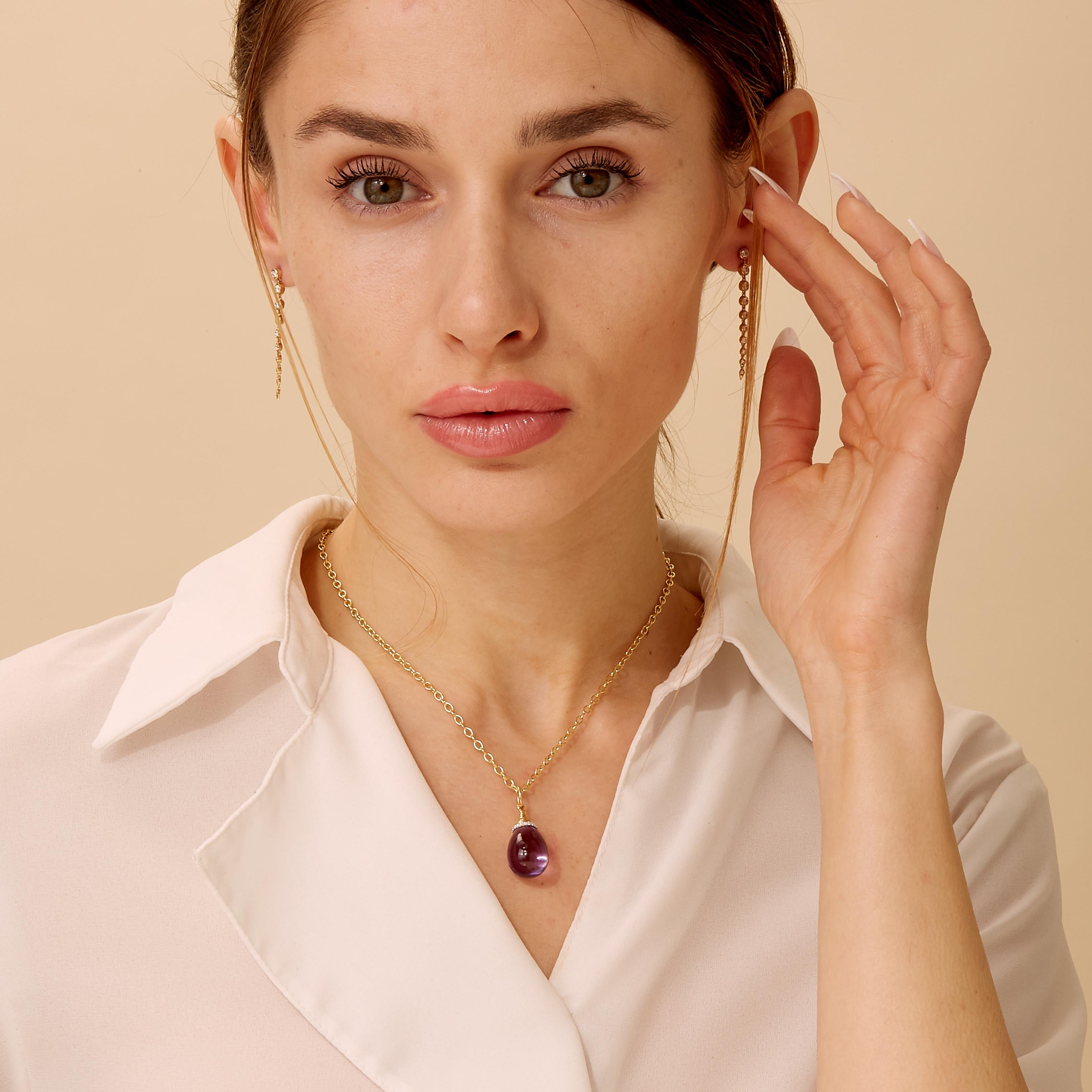 Créé en or jaune 18 carats 
Améthyste 20 carats minimum
Diamants 0,10 carat environ
Chaîne vendue séparément

Exquisément réalisé en or jaune 18 carats, ce pendentif est serti d'une superbe améthyste de pas moins de 20 carats, elle-même sertie de