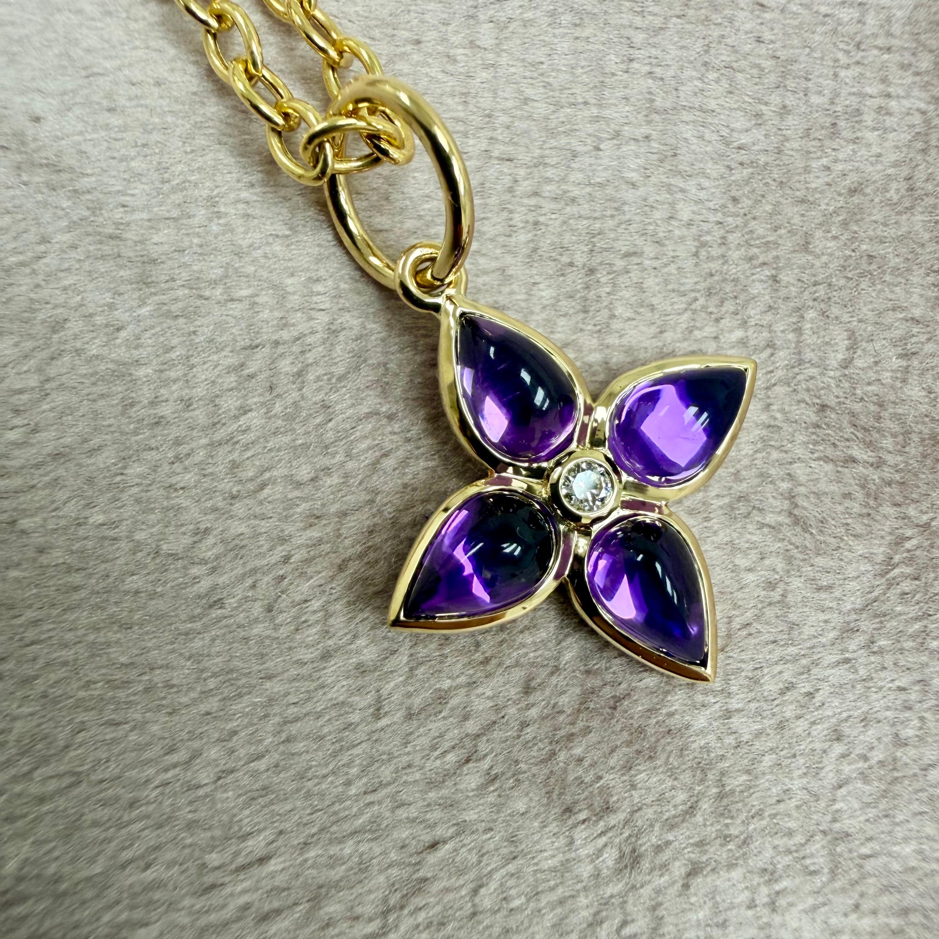 Créé en or jaune 18 carats
Améthyste 2 carats env.
Diamants 0.025 carat environ
Chaîne vendue séparément



 À propos des concepteurs ~ Dharmesh & Namrata

S'inspirant de petites choses, Jewell et Namrata Kothari ont créé une collection