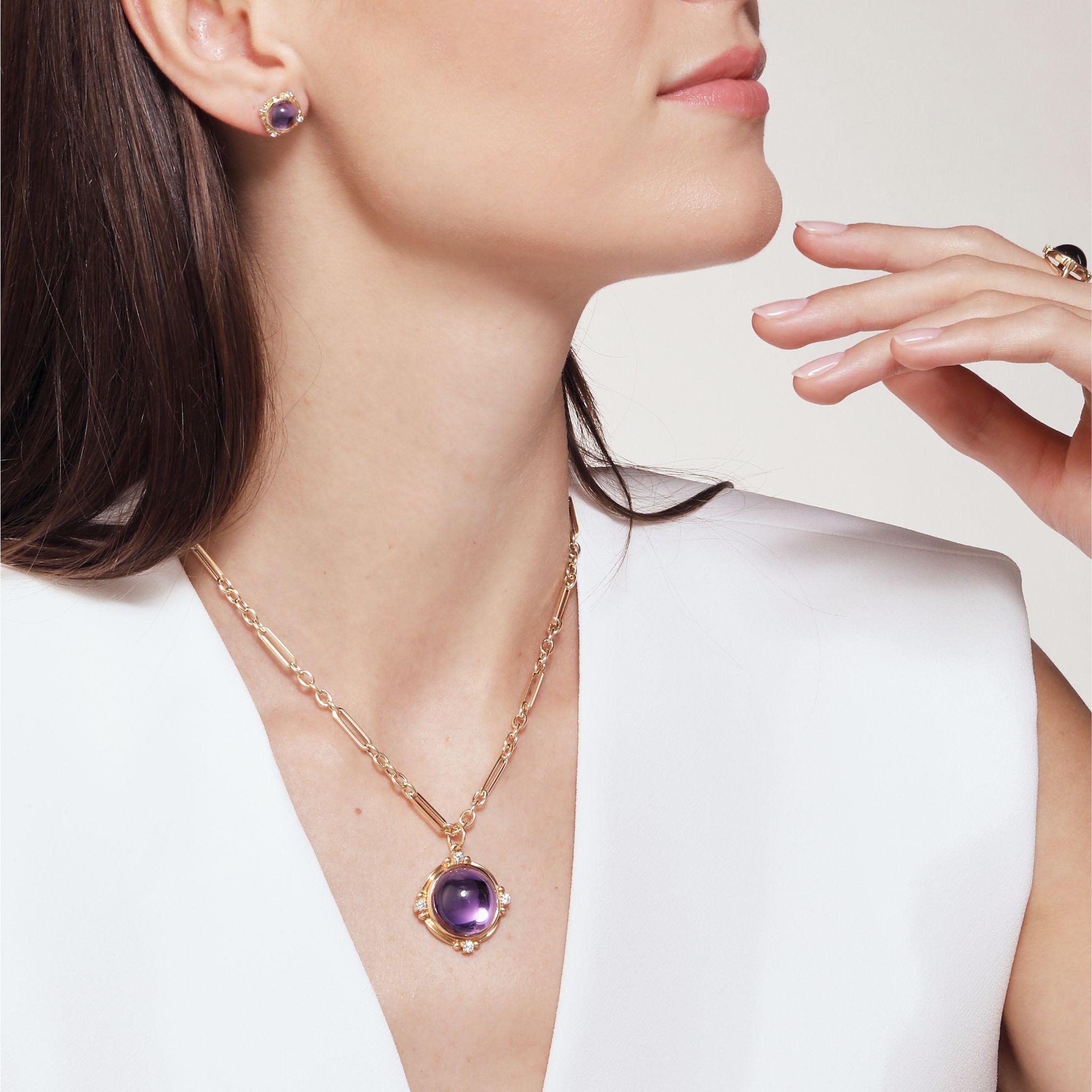 Hergestellt aus 18 Karat Gelbgold
Amethyst ca. 25 Karat.
Diamanten ca. 0,35 Karat.
Kette separat erhältlich 
Limitierte Auflage

Dieser Anhänger aus 18 Karat Gelbgold in limitierter Auflage ist mit einem 25-karätigen Amethysten und 0,35 Karat