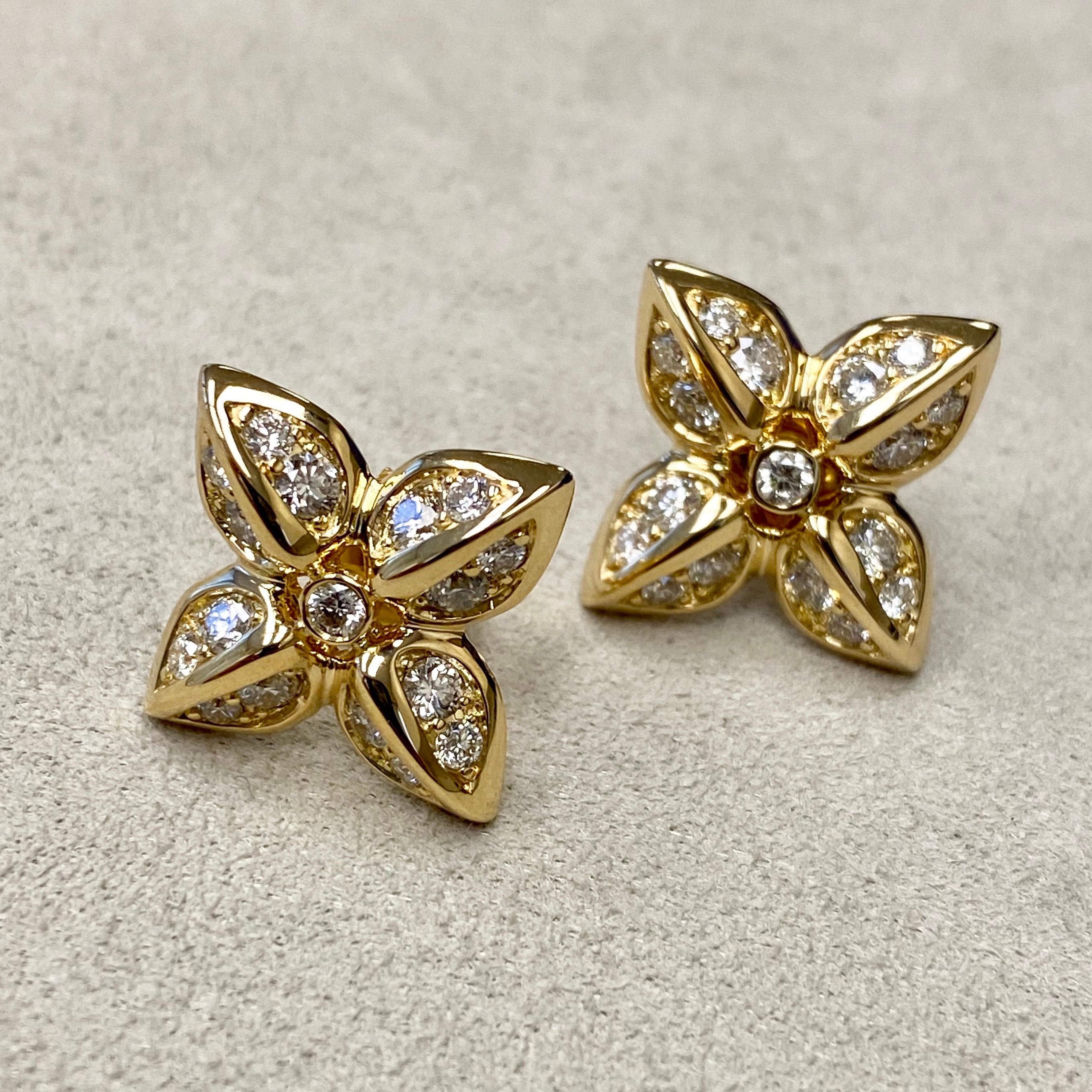 Erstellt in 18kyg
Diamanten ca. 1.10 Karat
Limitierte Auflage

Verleihen Sie Ihrem Look das gewisse Etwas mit diesen eleganten Ohrringen aus Candy Blue Topas und Mondquarz. Sie sind aus 18-karätigem Gelbgold gefertigt und mit 1,10 Karat Diamanten