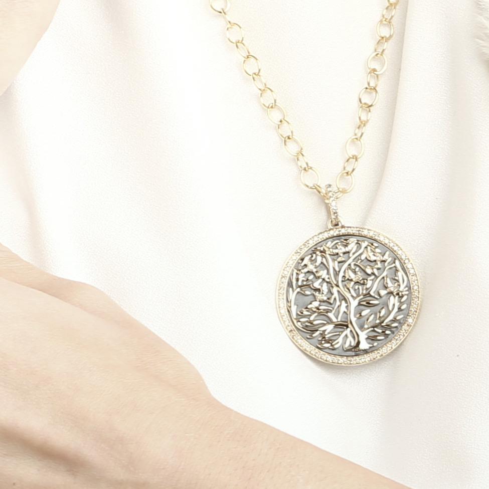 Created in 18kyg
Diamonds 1.07 cts approx
Oxidized silver base plate for contrast
Medallian size 36mm approx
Inspired from Kalpataru, the wish-fulfilling divine tree
Limited edition
Chain sold separately

Crafted from 18 karat gold and 1.07 carats
