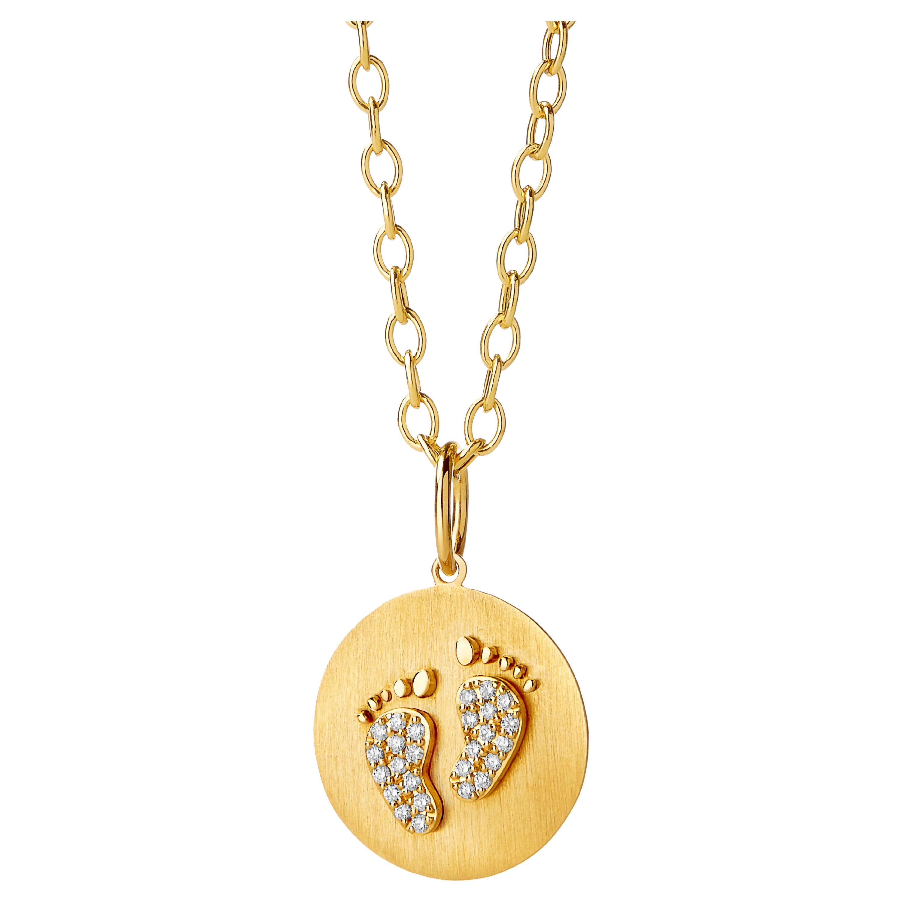 Pendentif en or jaune Syna avec pieds en forme de bébé et diamants en vente