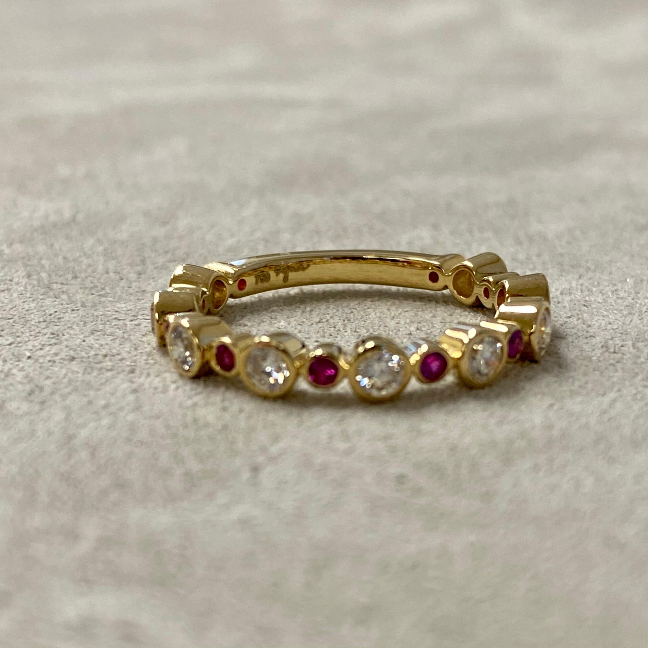 Contemporain Bague Syna en or jaune avec rubis et diamants en vente