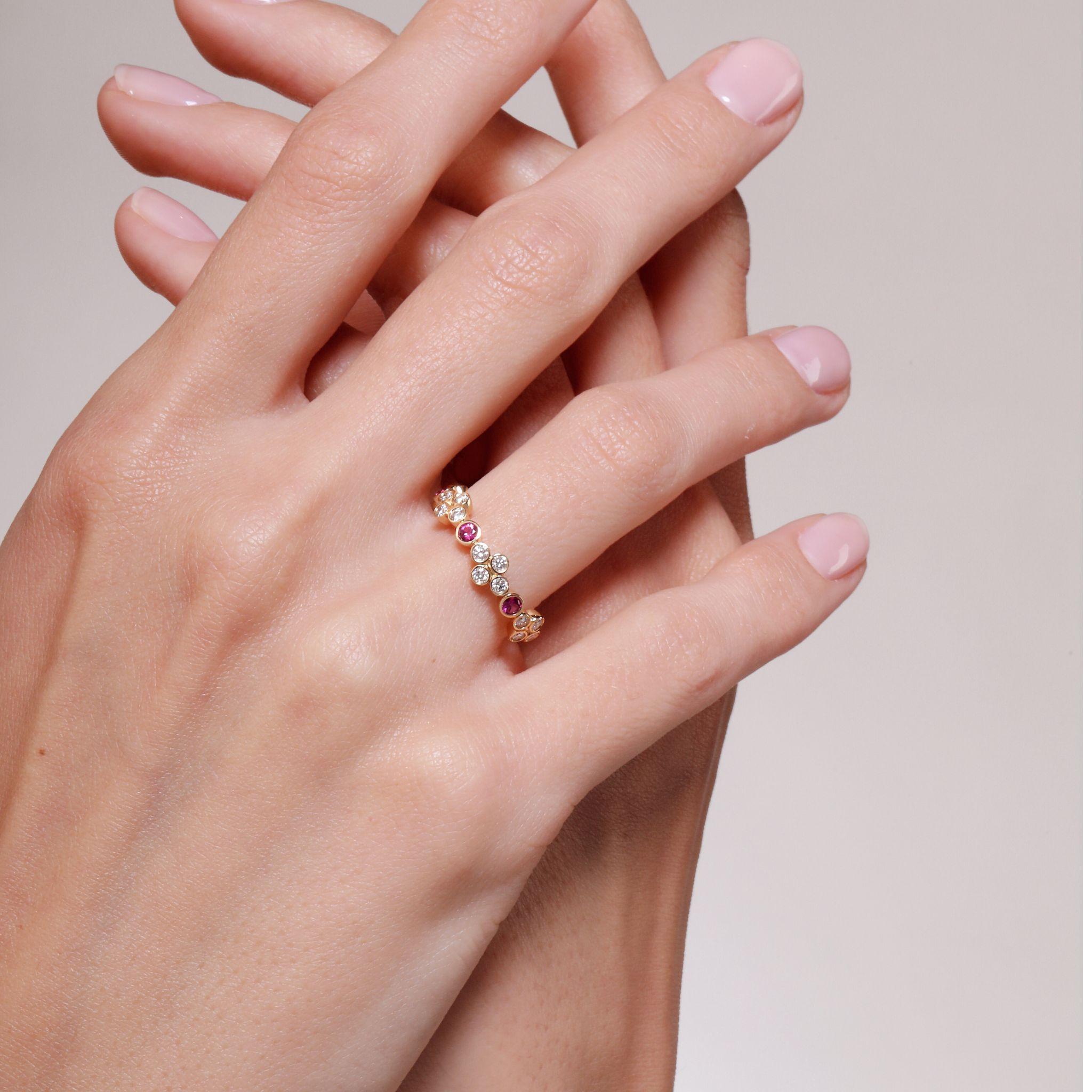 Creado en oro amarillo de 18 quilates
Rubíes 0.30 quilates aprox.
Diamantes de 0.50 quilates aprox.
Anillos talla US 6.5

Este lujoso anillo de oro amarillo de 18 quilates está engastado con 0,30 quilates de rubíes y 0,50 quilates de diamantes, y