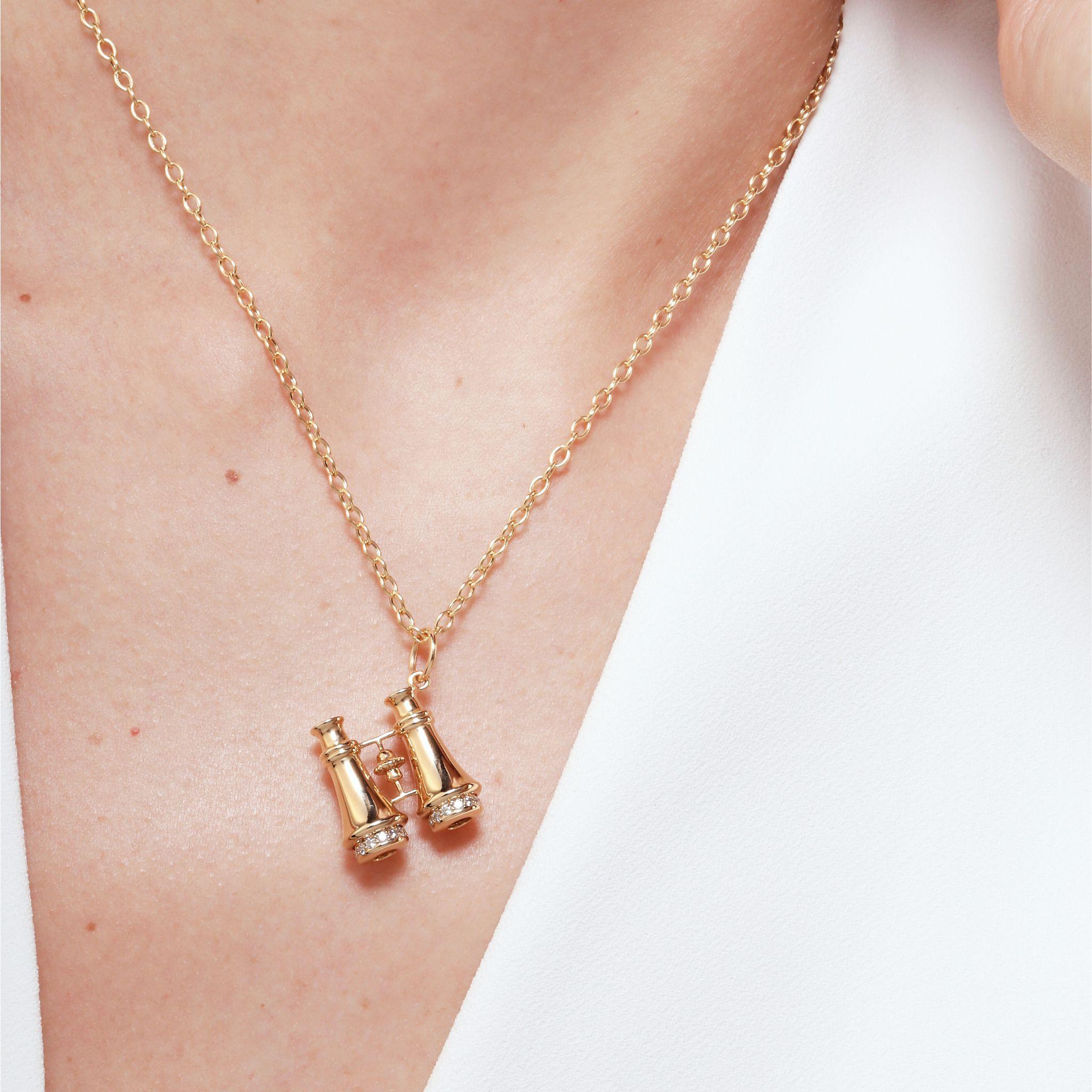 Contemporain Syna Pendentif breloque binoculaire en or jaune avec diamants en vente