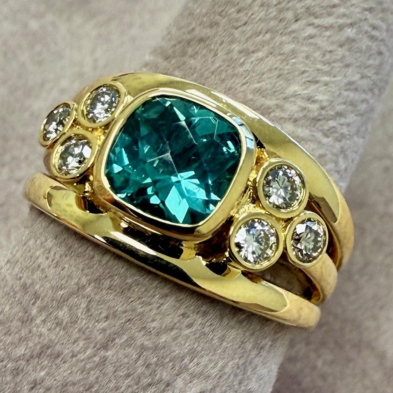 Creato in oro giallo 18 carati
Tormalina Blue Lagoon 1,50 carati circa.
Diamanti 0.35 carati circa.
Taglia della fascia US 7 
Edizione limitata



Informazioni sui designer ~ Dharmesh & Namrata

Traendo ispirazione dalle piccole cose, Dharmesh &