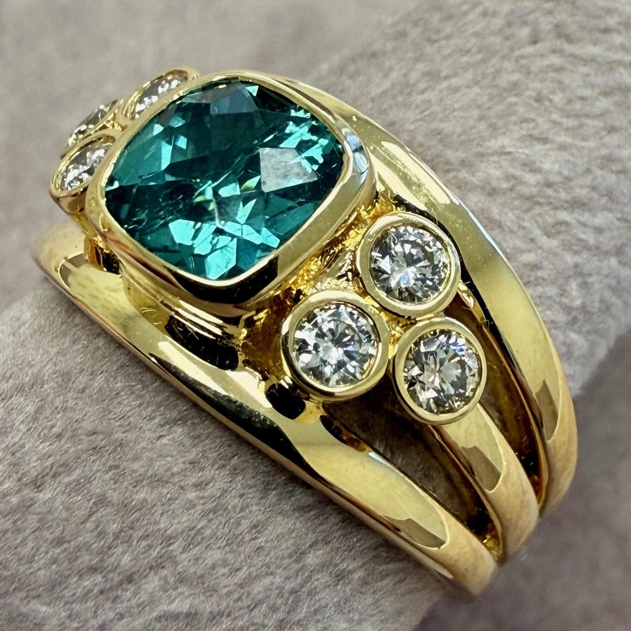 Contemporaneo Fascia in oro giallo Syna con tormalina della laguna blu e diamanti in vendita