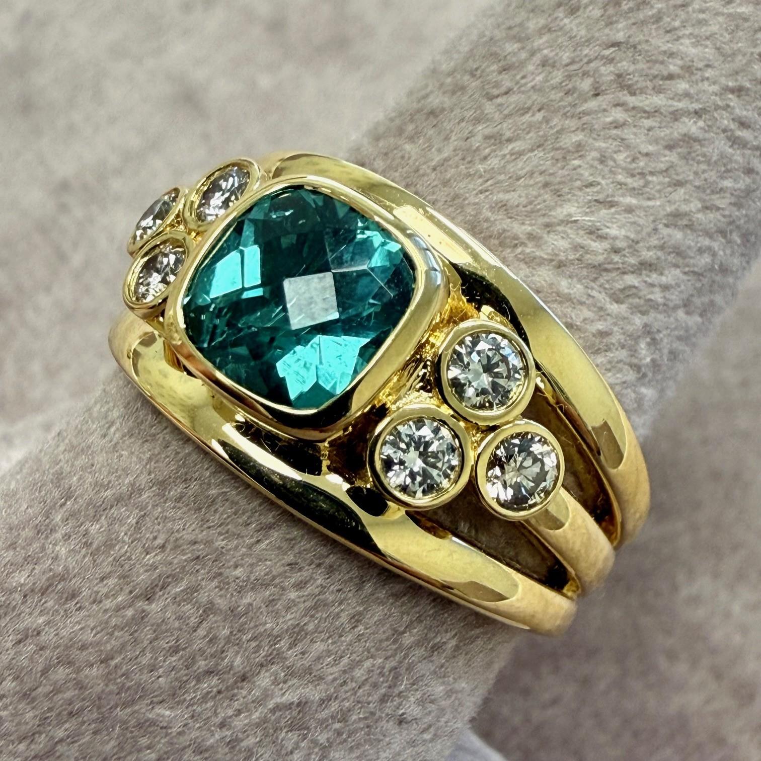 Taglio misto Fascia in oro giallo Syna con tormalina della laguna blu e diamanti in vendita