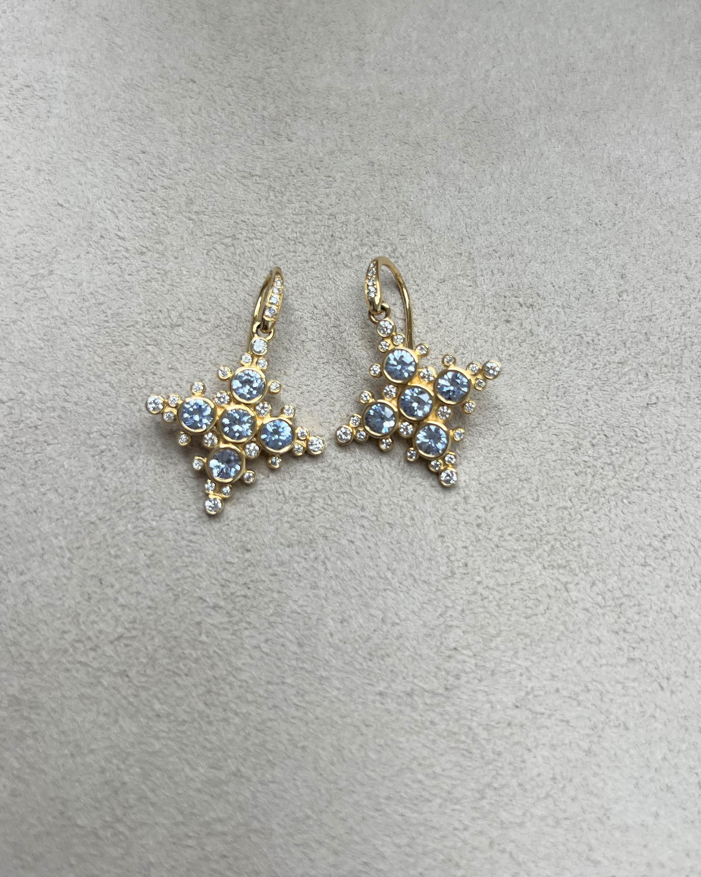 Syna Ohrringe aus Gelbgold mit blauem Saphir und Diamanten (Zeitgenössisch) im Angebot