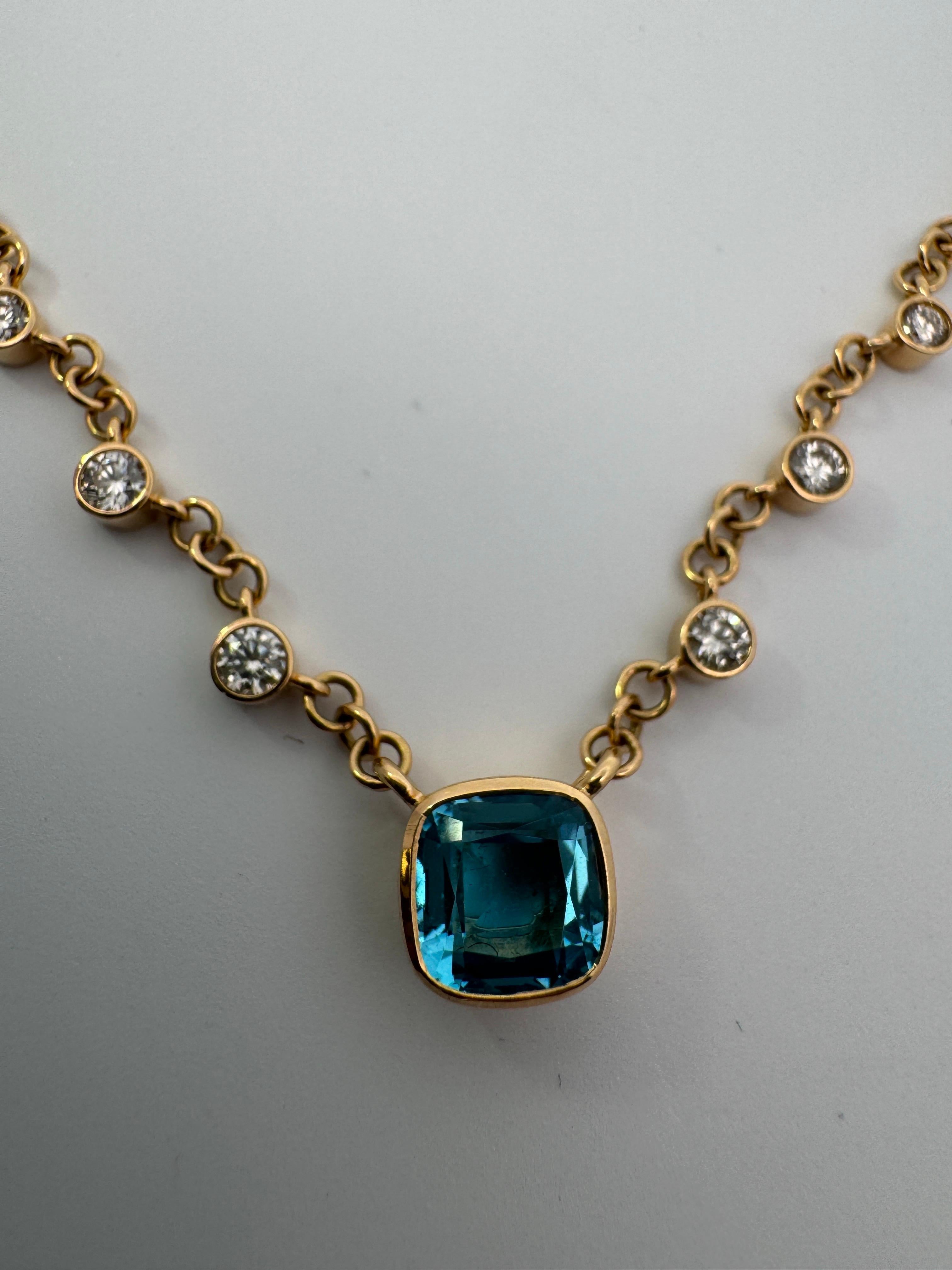 Hergestellt aus 18 Karat Gelbgold
Blauer Topas, ca. 1.80 Karat.
Diamanten ca. 1.50 Karat.
18 Zoll Länge
Karabinerverschluss aus 18 Karat Gelbgold
Limitierte Auflage

Diese exklusive Halskette aus luxuriösem 18-karätigem Gelbgold ist mit einem