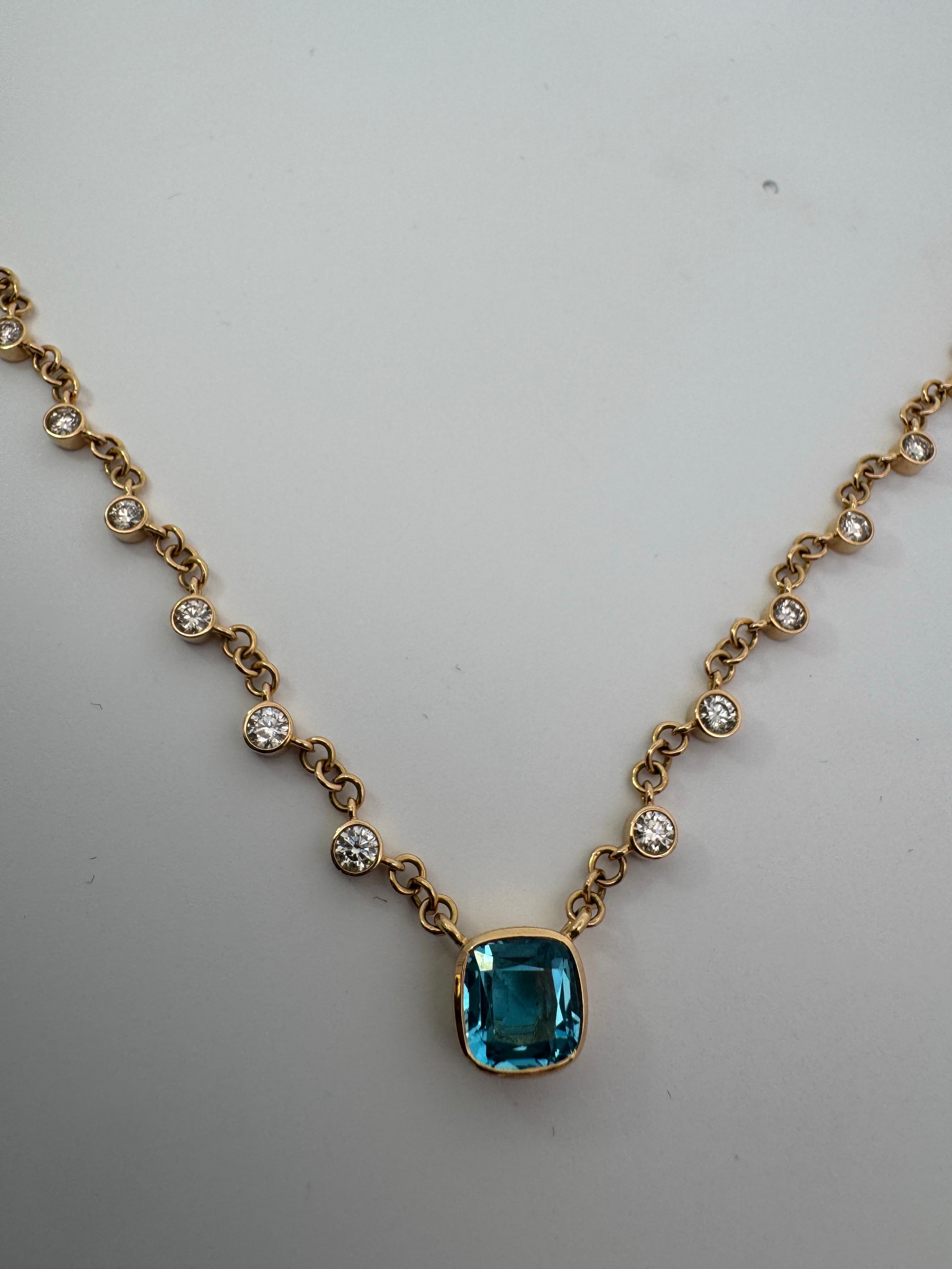 Syna Kissen-Halskette aus Gelbgold mit blauem Topas und Diamanten im Kissenschliff (Zeitgenössisch) im Angebot