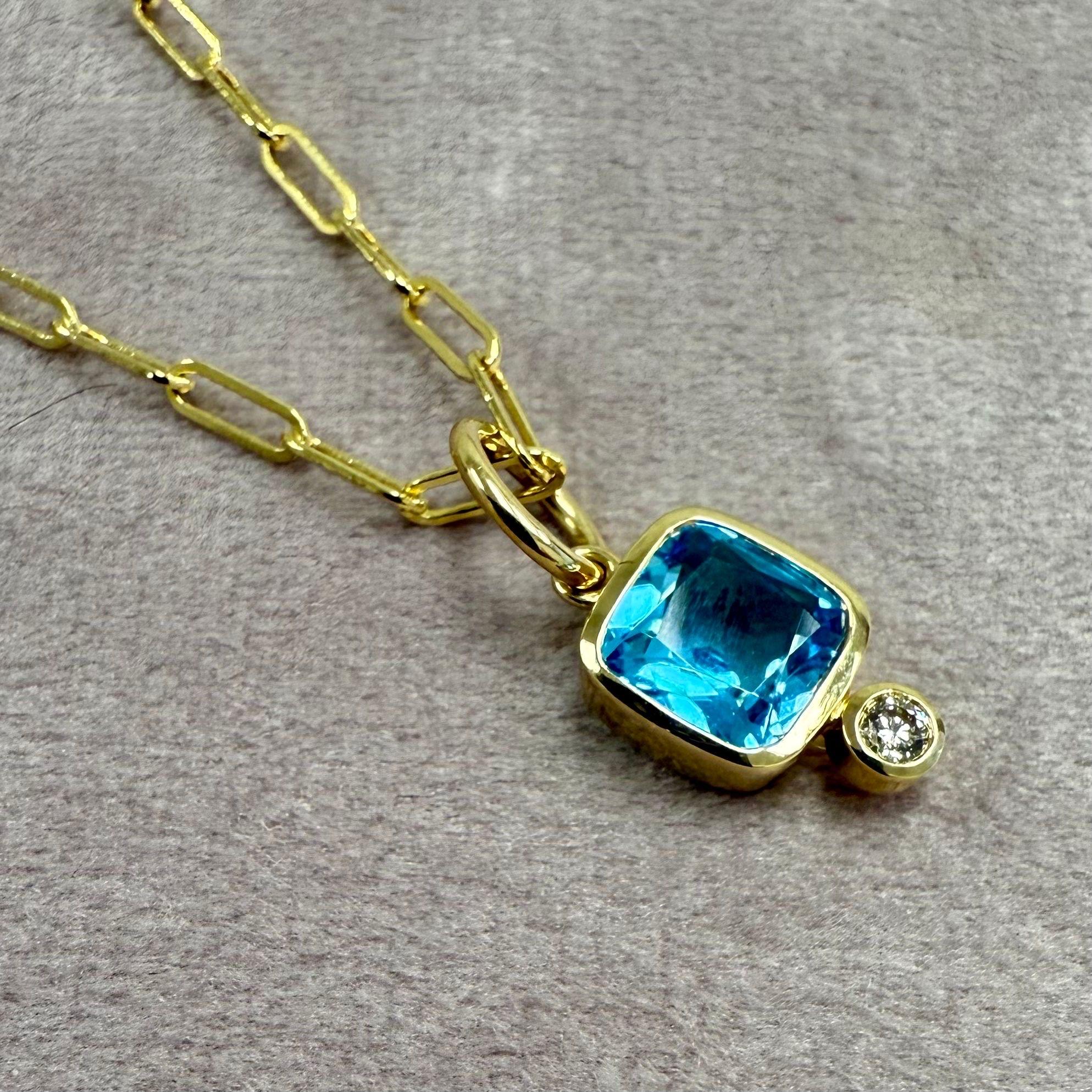 Contemporain Pendentif en or jaune Syna Topaze bleue et diamant en vente