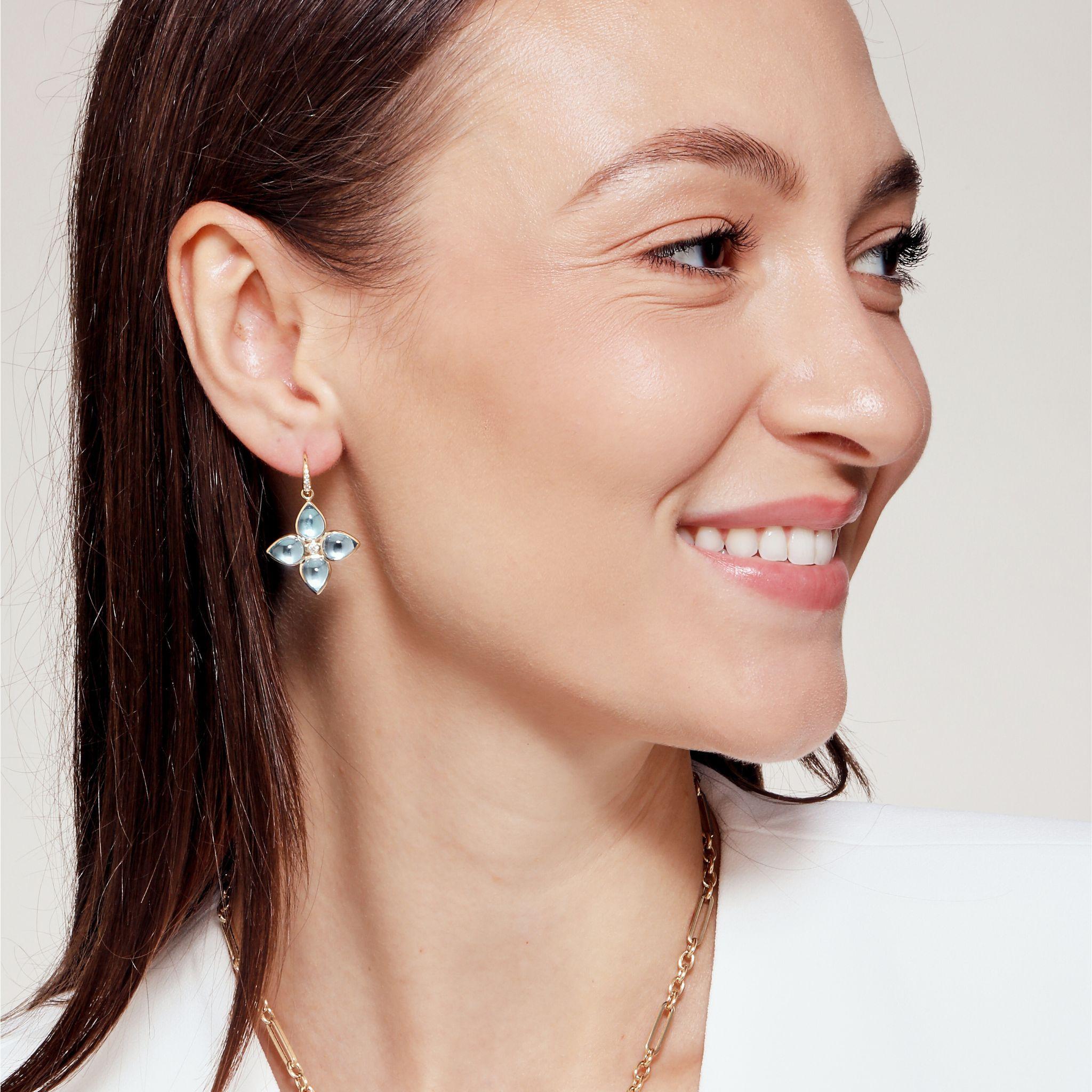 Creato in oro giallo 18 carati
Topazio blu 12.50 carati circa.
Diamanti 0.14 carati circa.
Filo francese per orecchie forate
Edizione limitata


Informazioni sui designer

Traendo ispirazione dalle piccole cose, Dharmesh & Namrata Kothari hanno