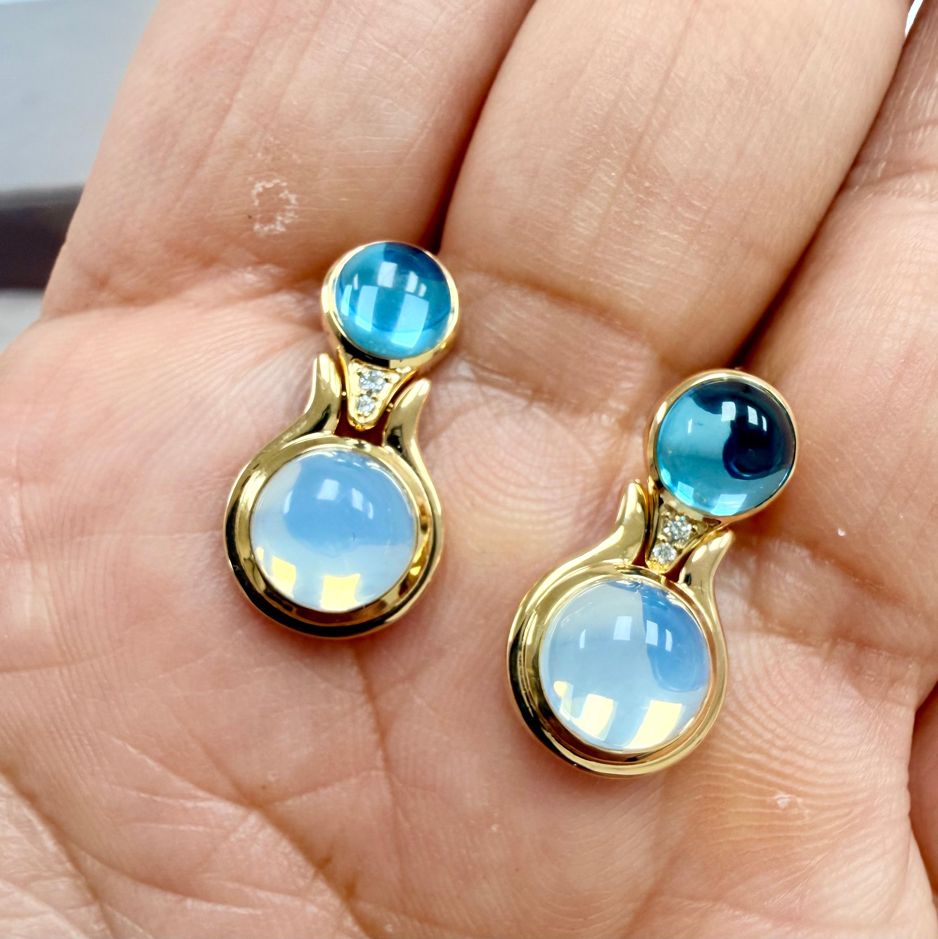 Taille cabochon Boucles d'oreilles en or jaune Syna Topaze bleue et quartz lunaire avec diamants en vente