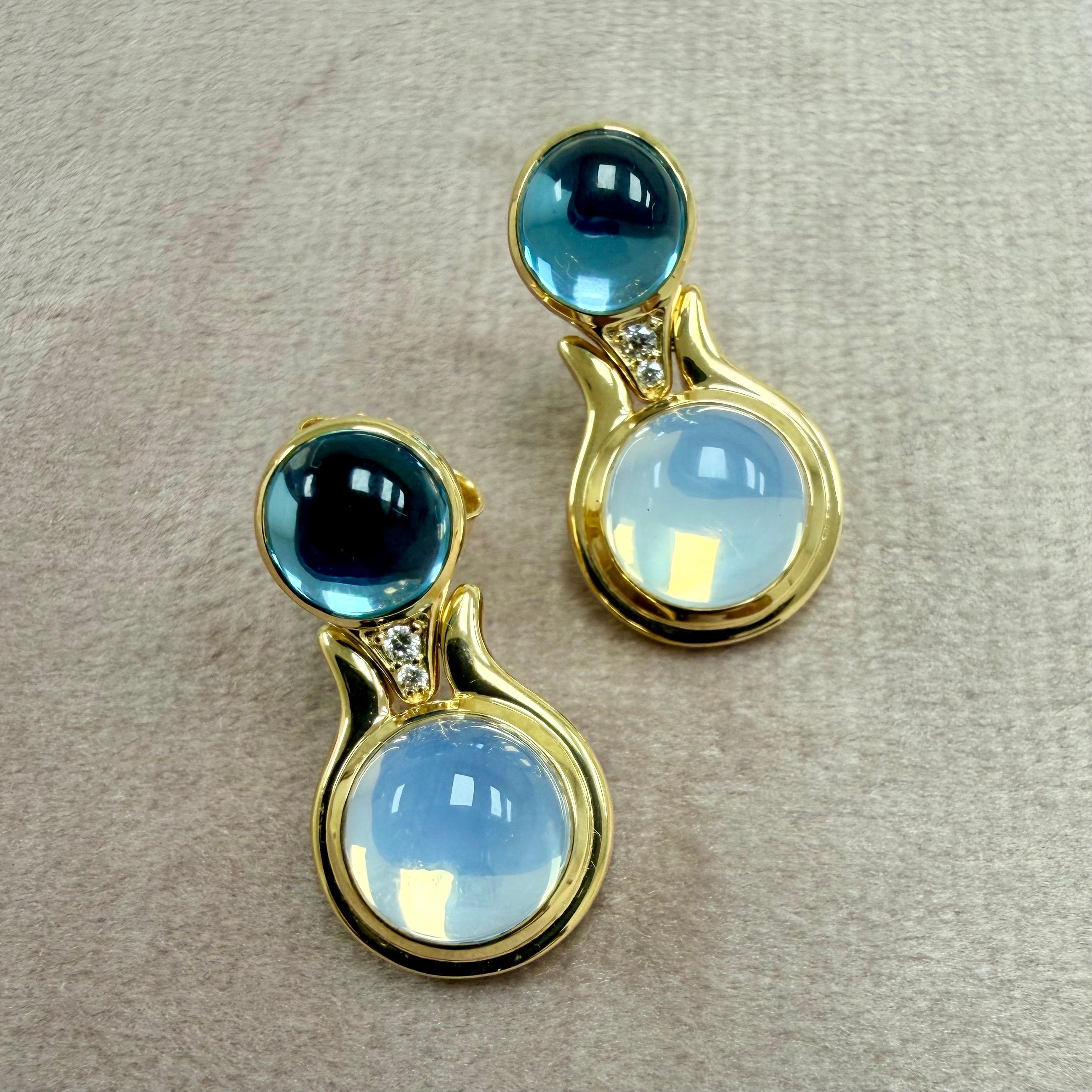 Boucles d'oreilles en or jaune Syna Topaze bleue et quartz lunaire avec diamants Neuf - En vente à Fort Lee, NJ