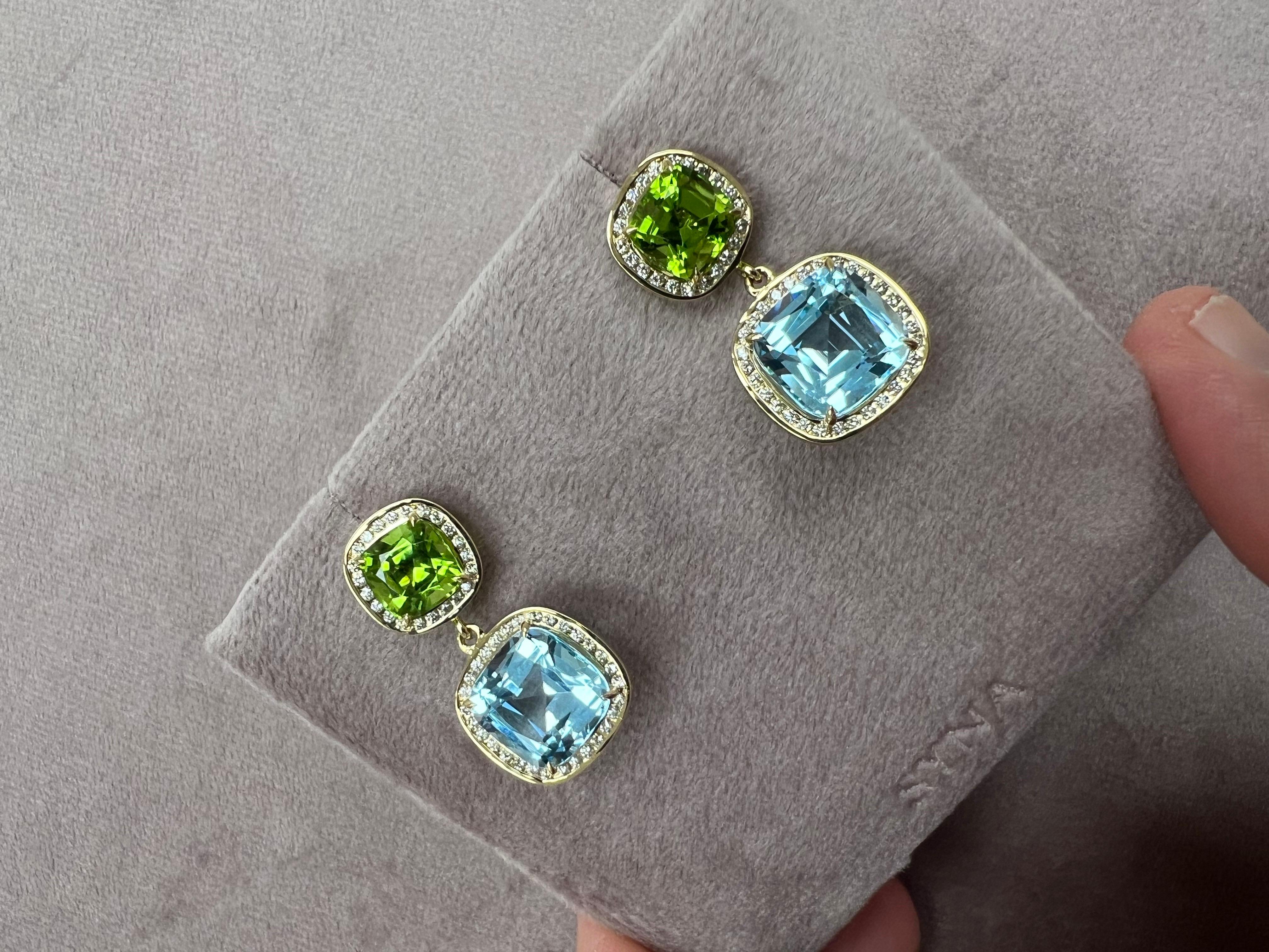 Creado en oro amarillo de 18 quilates
Cojines de topacio azul 11 quilates aprox.
Cojines de peridoto de 4,50 quilates aprox.
Diamantes 0,60 quilates aprox.
Postes grandes de 18kyg para orejas perforadas
Edición limitada


Acerca de los diseñadores ~
