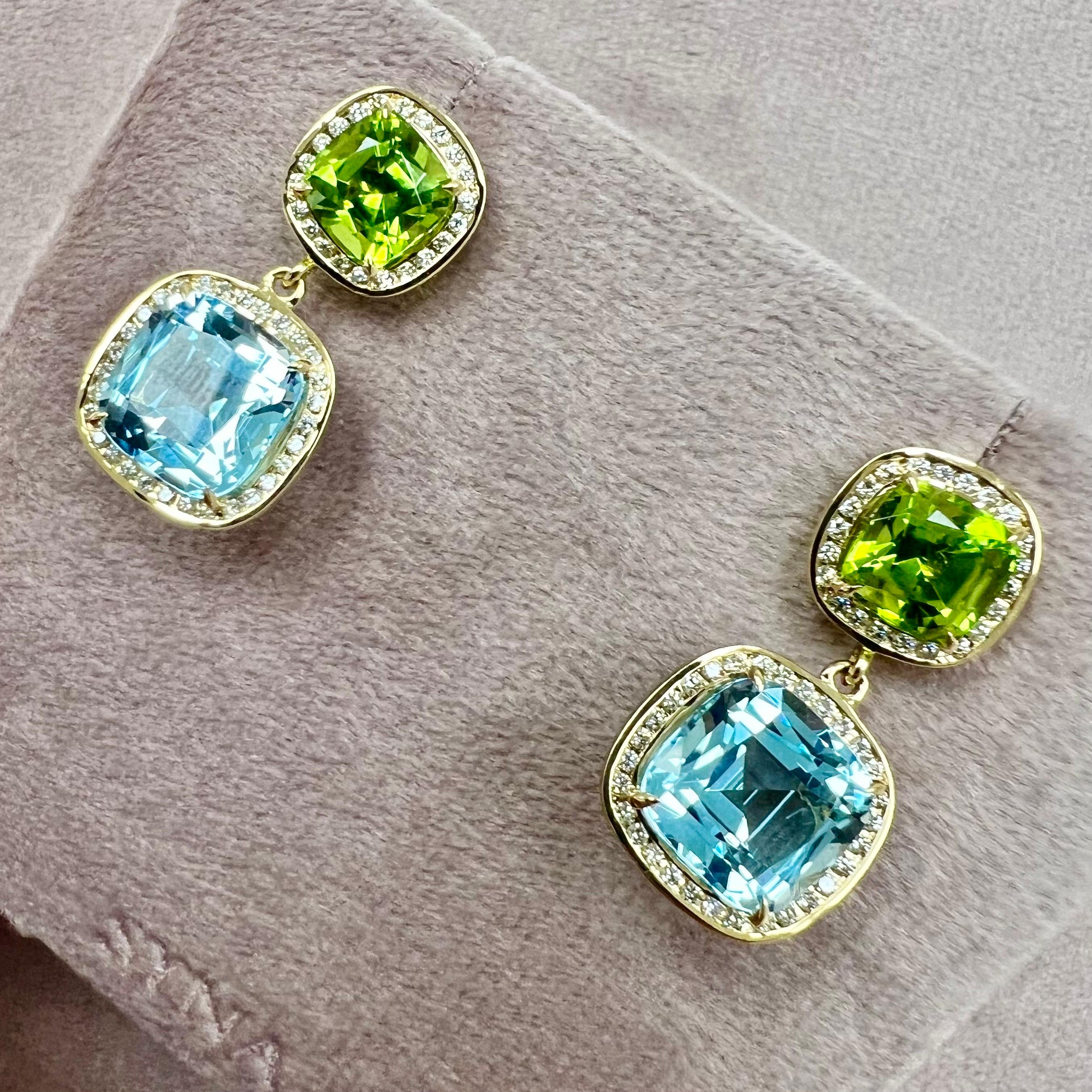Pendientes de oro amarillo Syna Topacio azul y diamante peridoto Corte cojín en venta