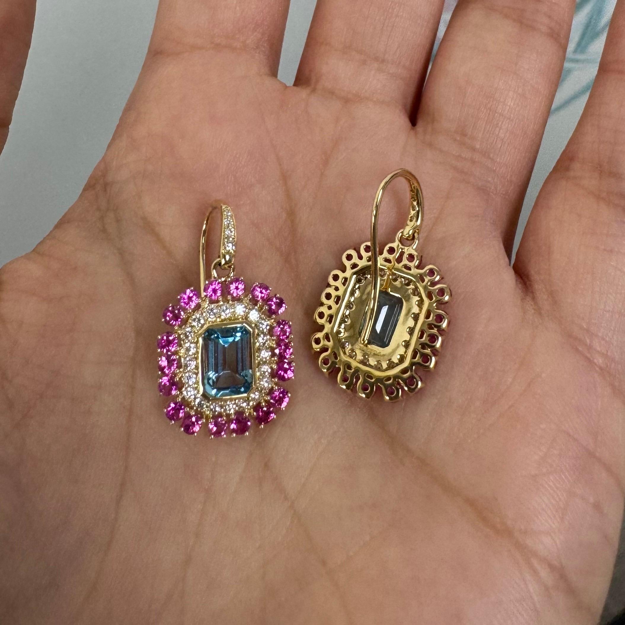 Contemporain Boucles d'oreilles en or jaune Syna Topaze bleue et saphir rose avec diamants en vente