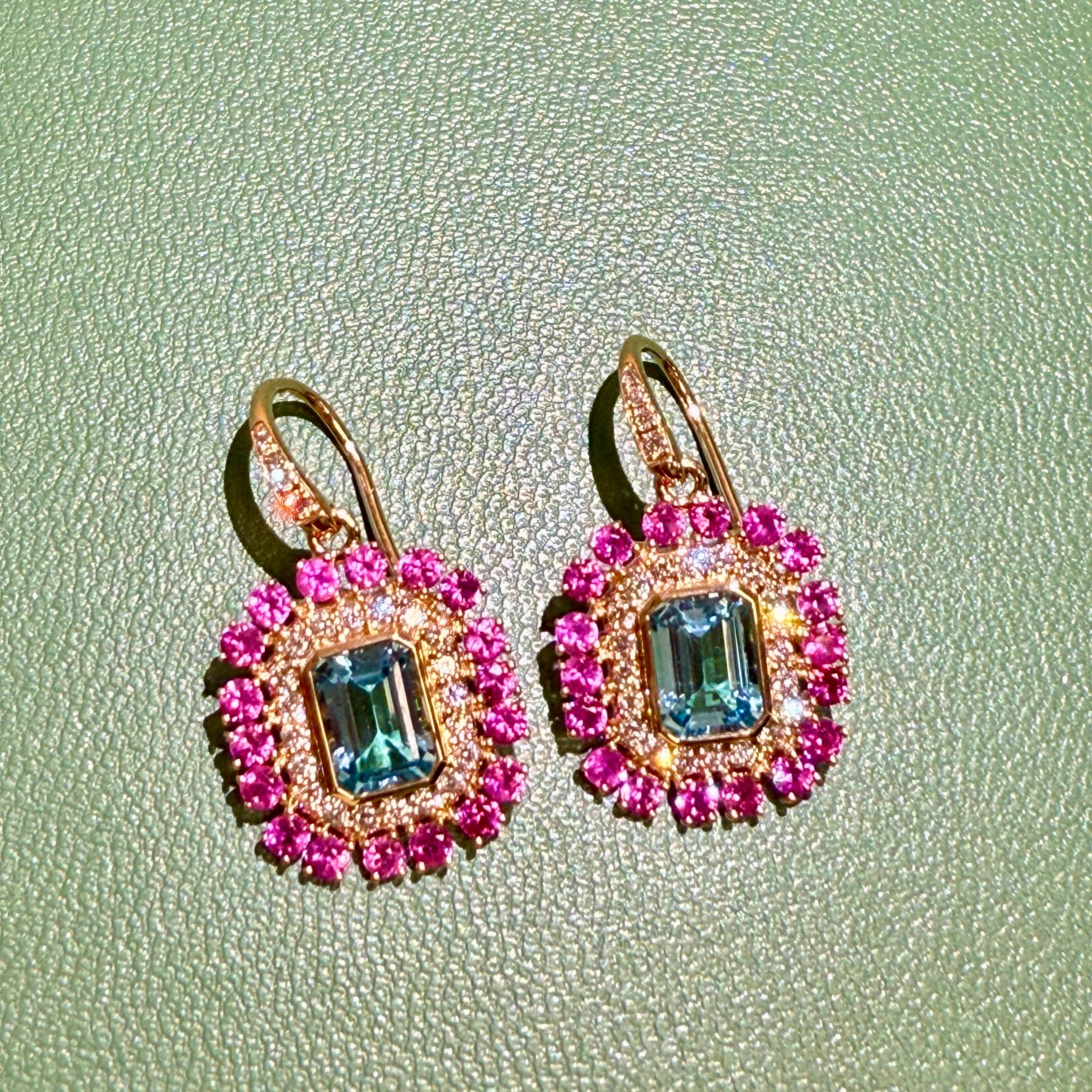 Taille mixte Boucles d'oreilles en or jaune Syna Topaze bleue et saphir rose avec diamants en vente