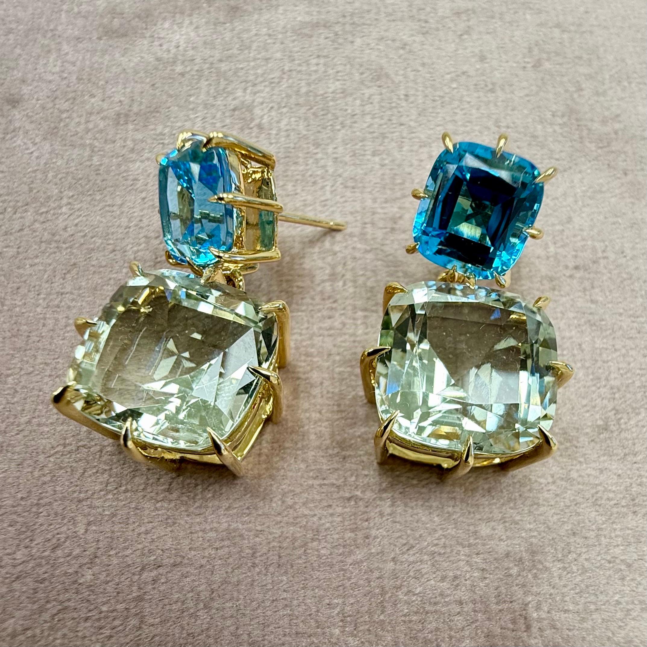 Contemporain Boucles d'oreilles en or jaune Syna Topaze bleue et quartz praséolite en forme de coussin en vente