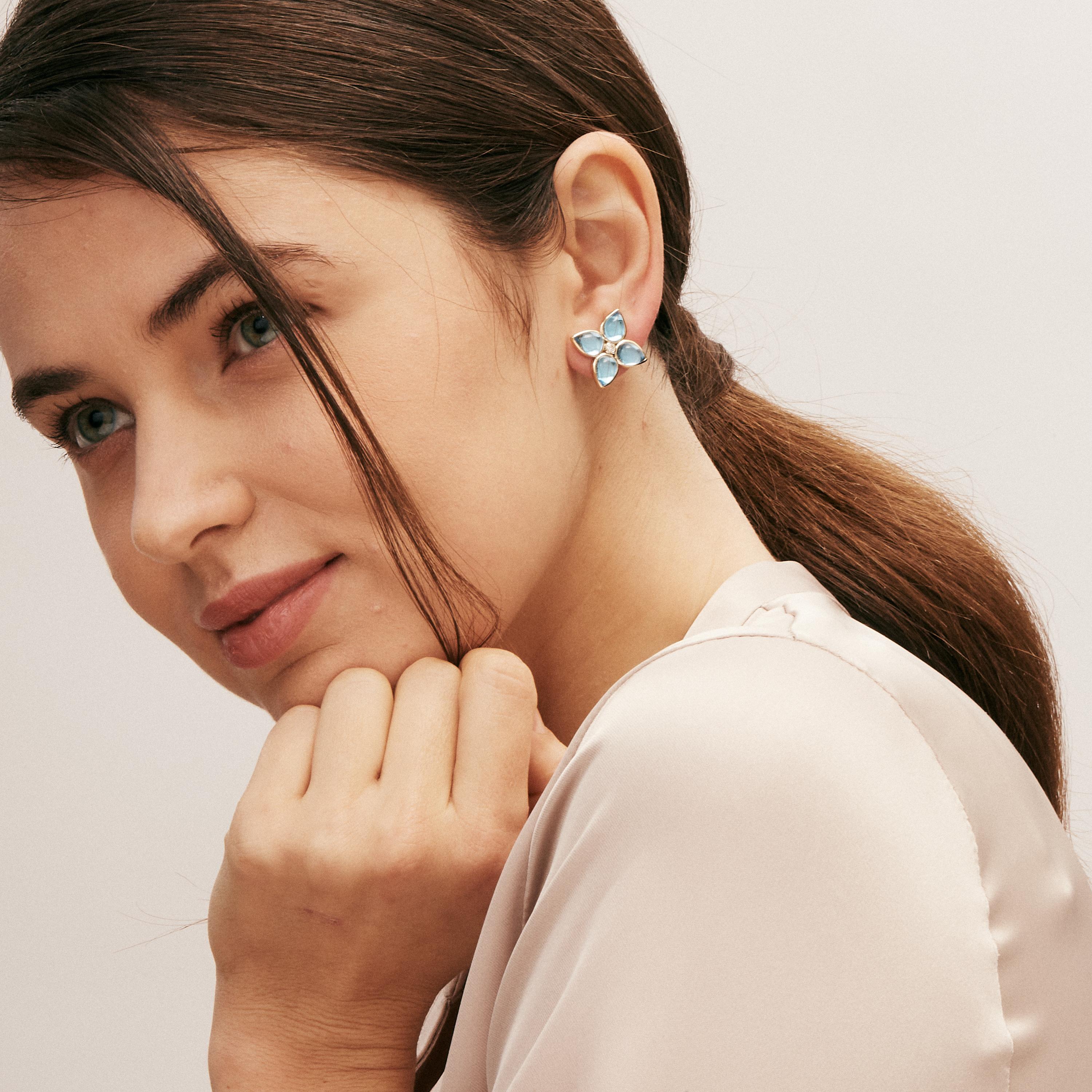 Created in 18 karat yellow gold
Blue topaz 12 carats approx.
Diamonds 0.09 carat approx.
Post backs for pierced ears
Limited edition


Crafted of 18 karat yellow gold, this limited edition earring set features 12 carats of sublime blue topaz and
