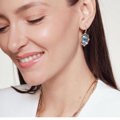Boucles d'oreilles en or jaune Syna Topaze bleue avec tsavorites et diamants