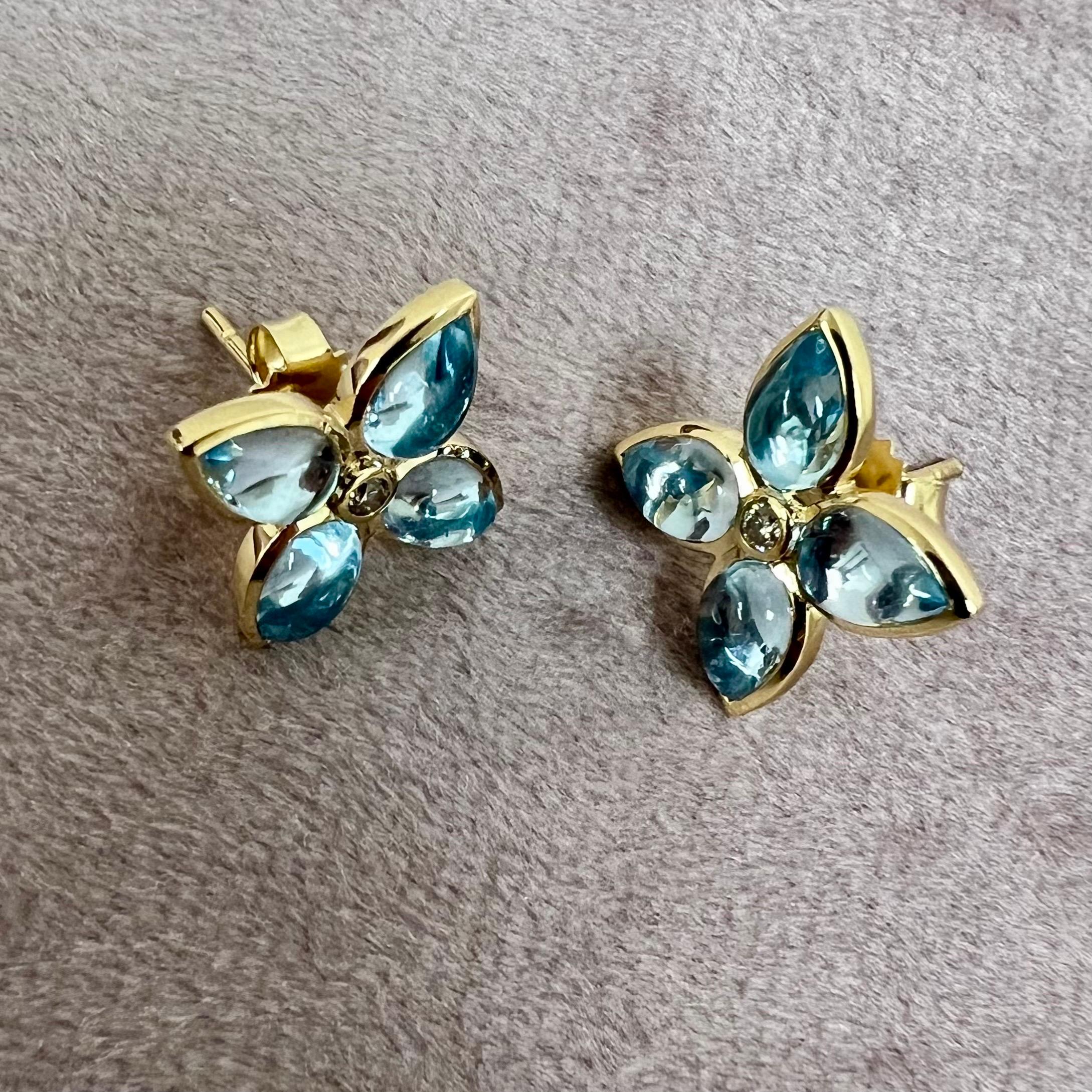 Creato in oro giallo 18 carati
Topazio blu 4.50 carati circa.
Diamanti 0,05 carati circa.
Perni posteriori per orecchie forate
Edizione limitata

Crea la scena con queste splendide borchie a fiore in pietra preziosa Jardin. Realizzate in oro giallo